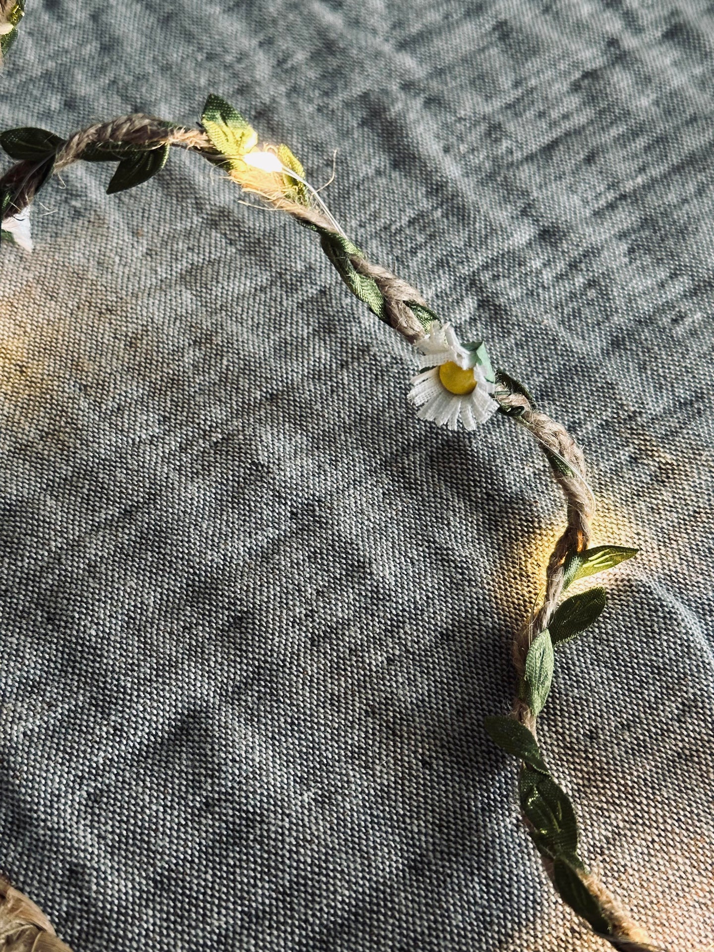 Lichterkette mit Blättern und Blumen