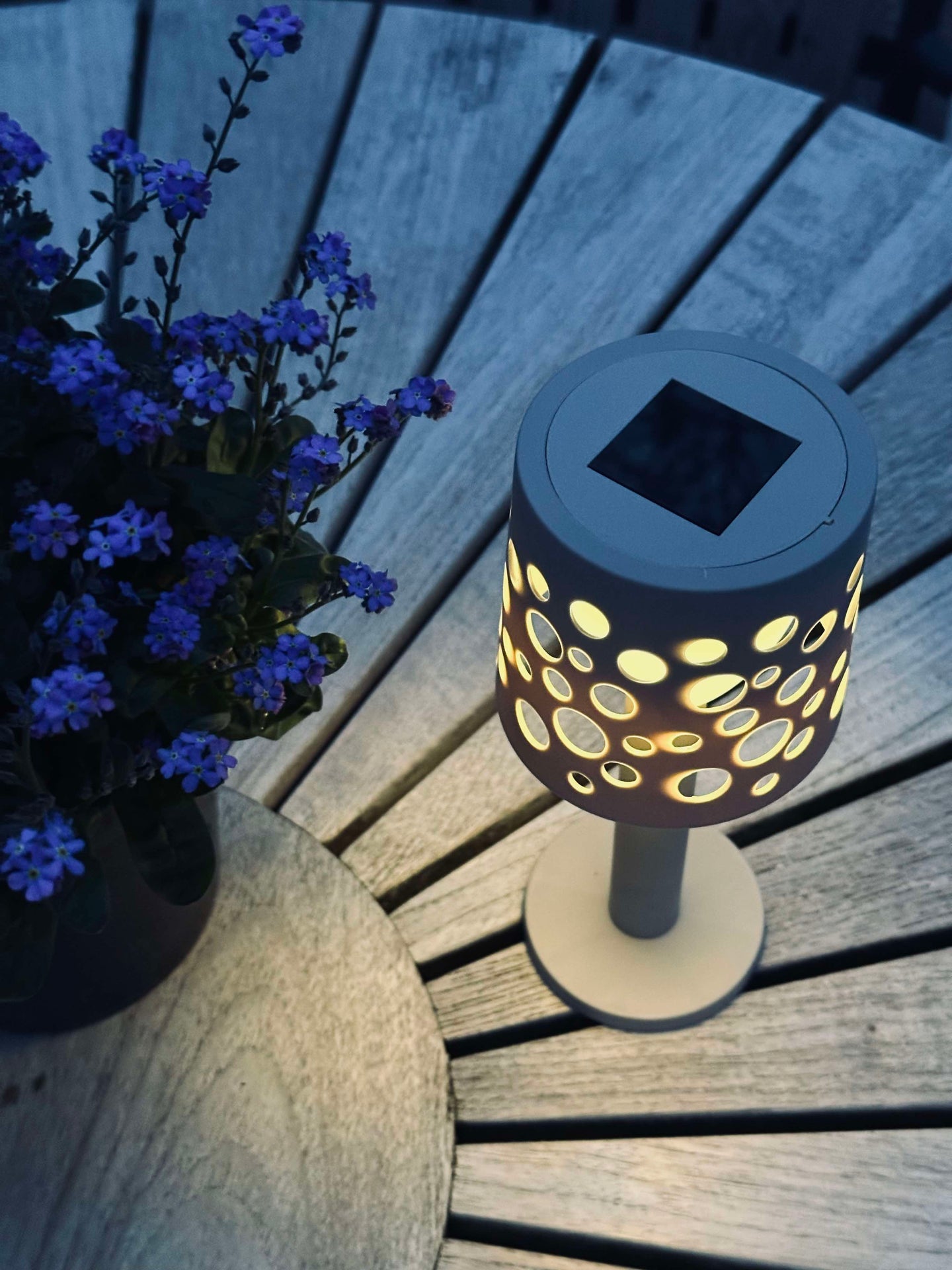 Tischlampe mit Solarzellen - Hellbeige