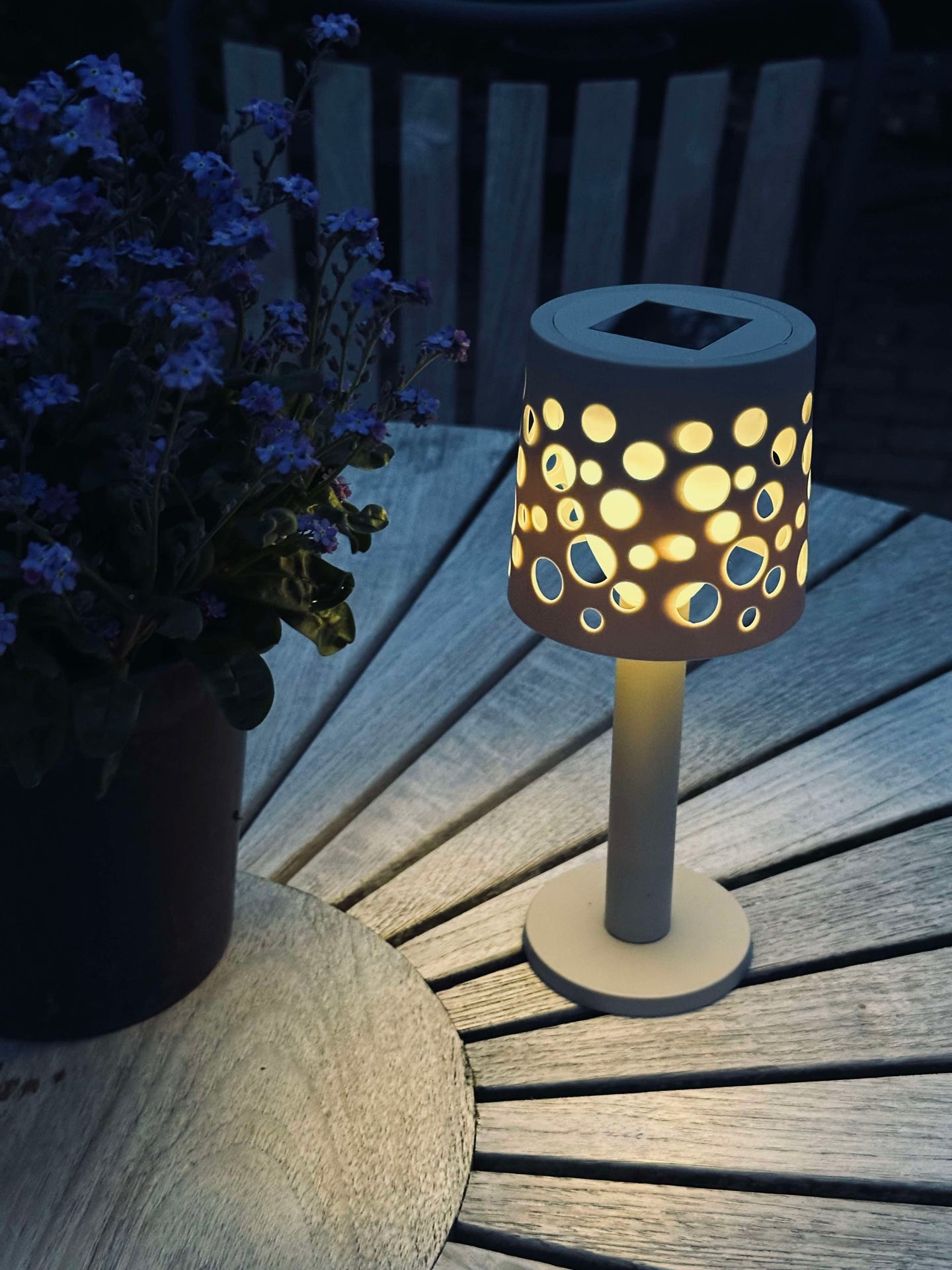Tischlampe mit Solarzellen - Hellbeige
