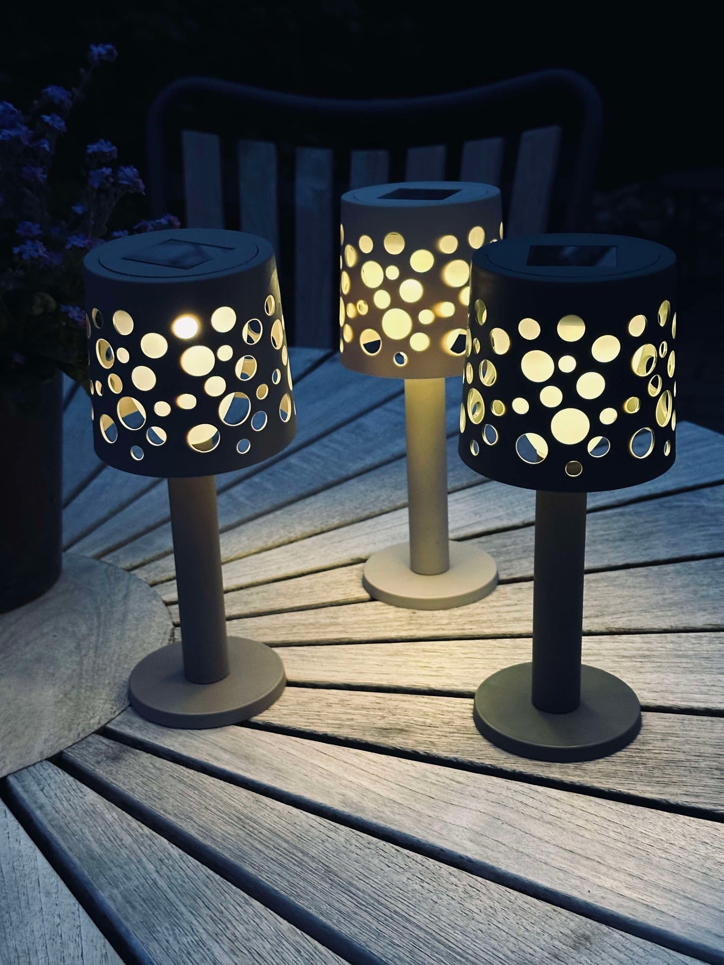 Tischlampe mit Solarzellen - Hellbeige