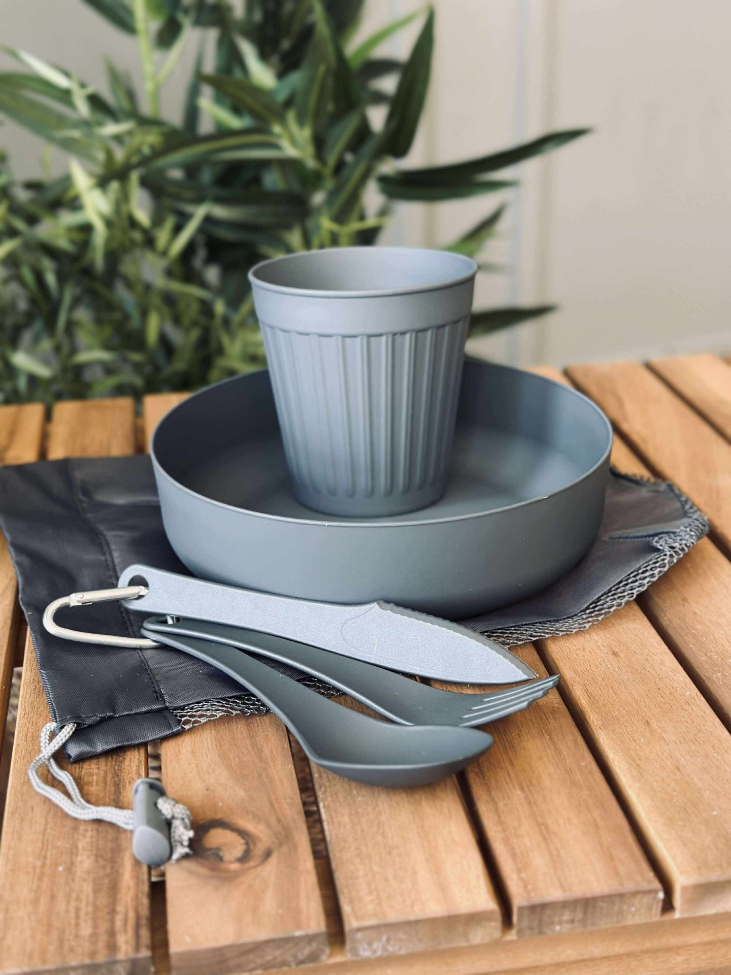 Besteck, Schüssel und Tasse für draußen