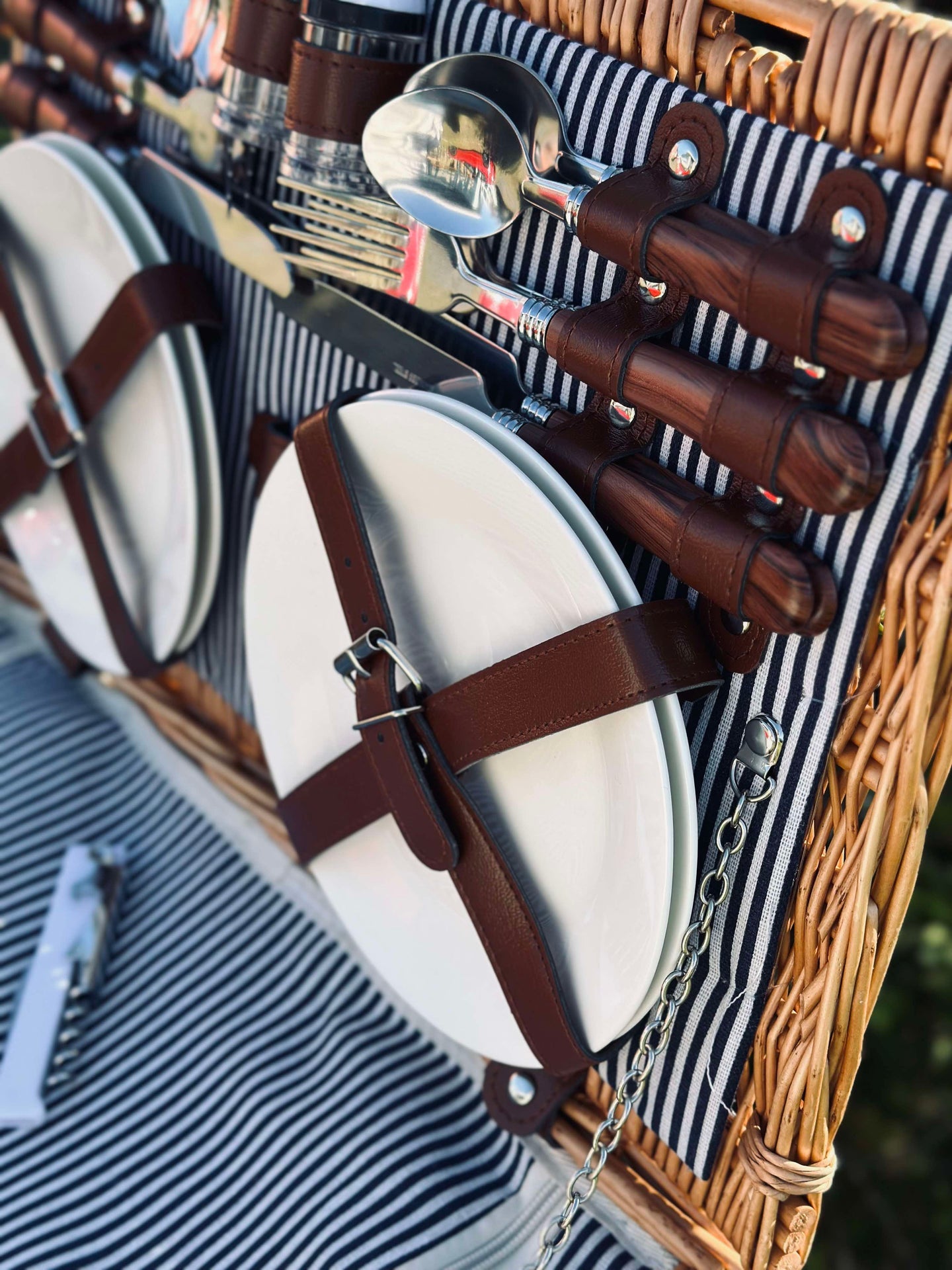 Picknickkorb mit Inhalt für 4 Personen - DELUXE