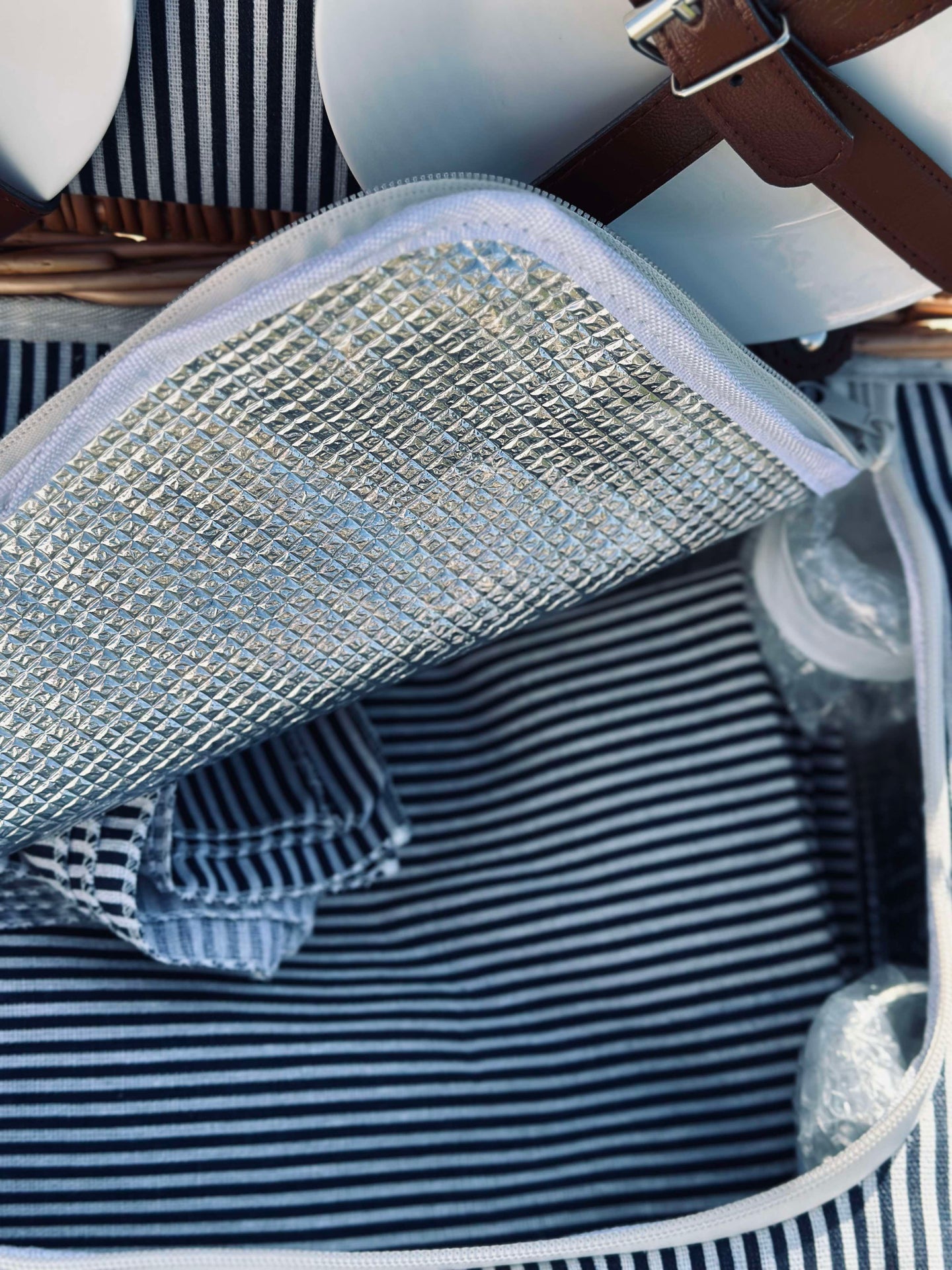 Picknickkorb mit Inhalt für 4 Personen - DELUXE