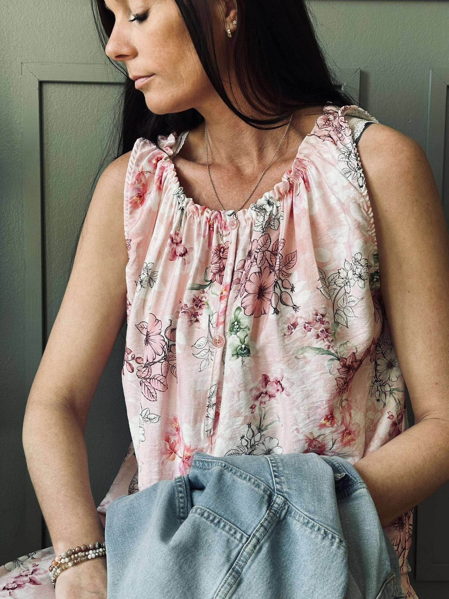 Top Anika Rose flower