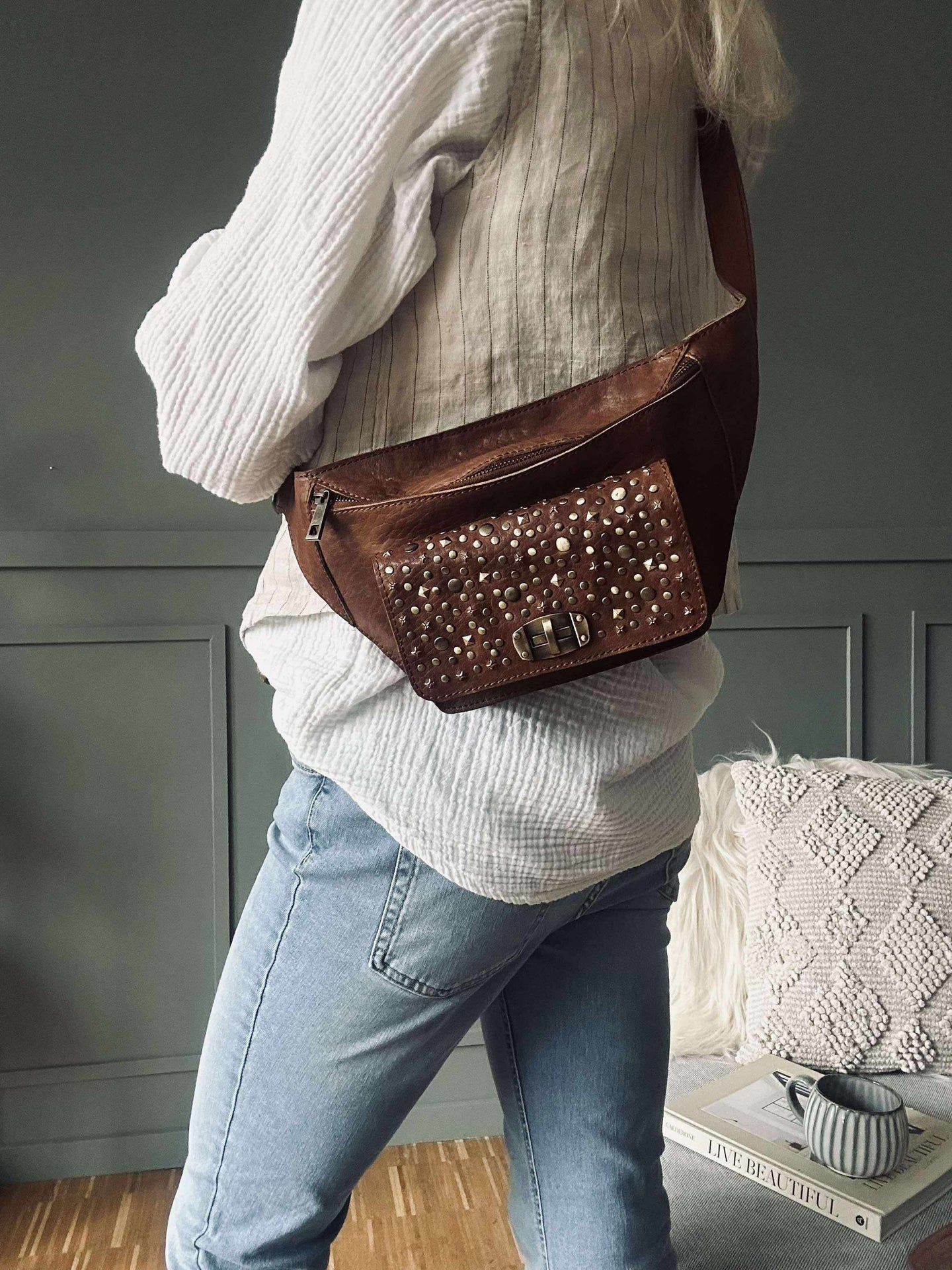 Bauchtasche mit Nieten - Cognac