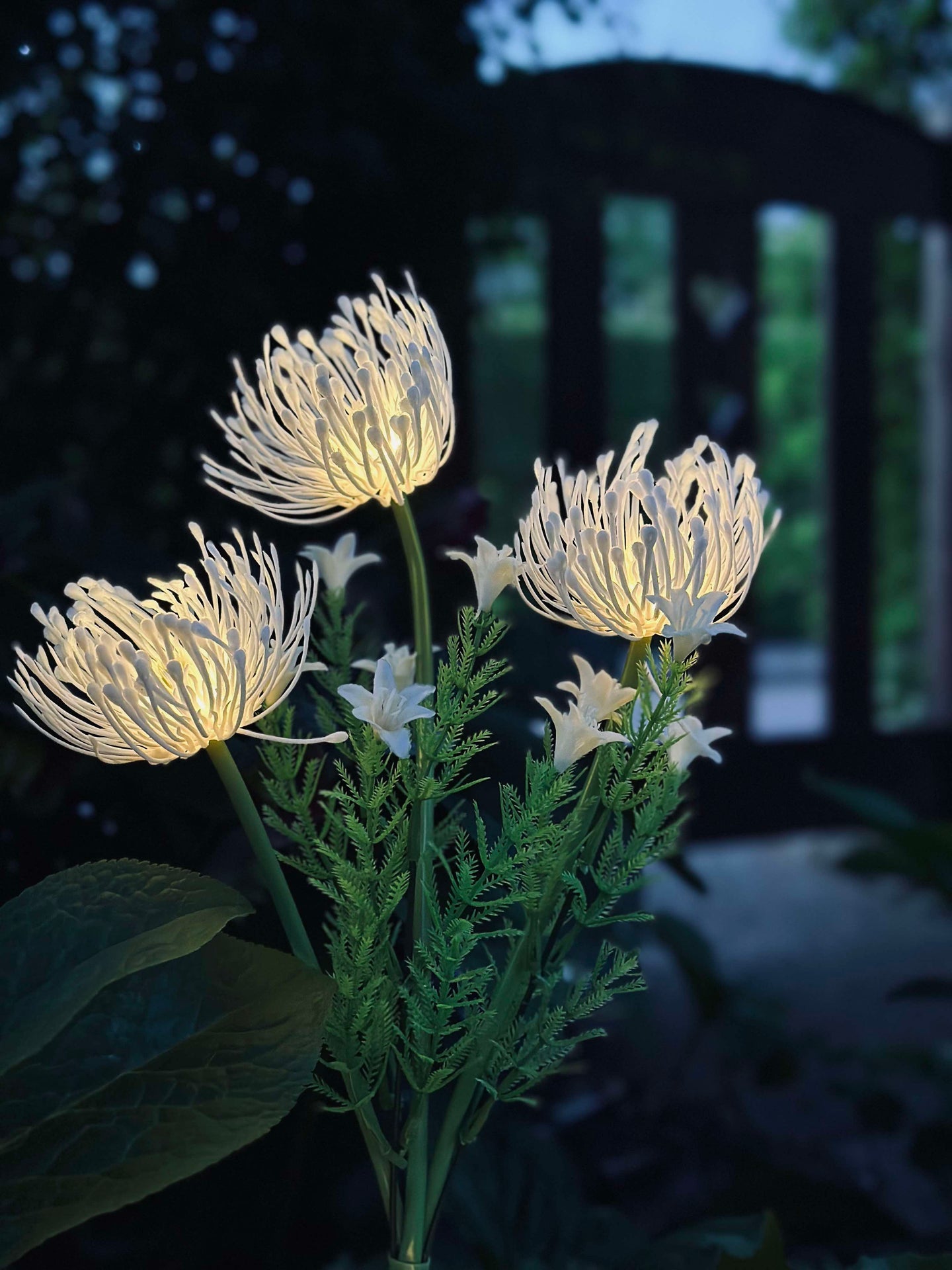 Blume mit Solarzellen - Spider Lili weiß