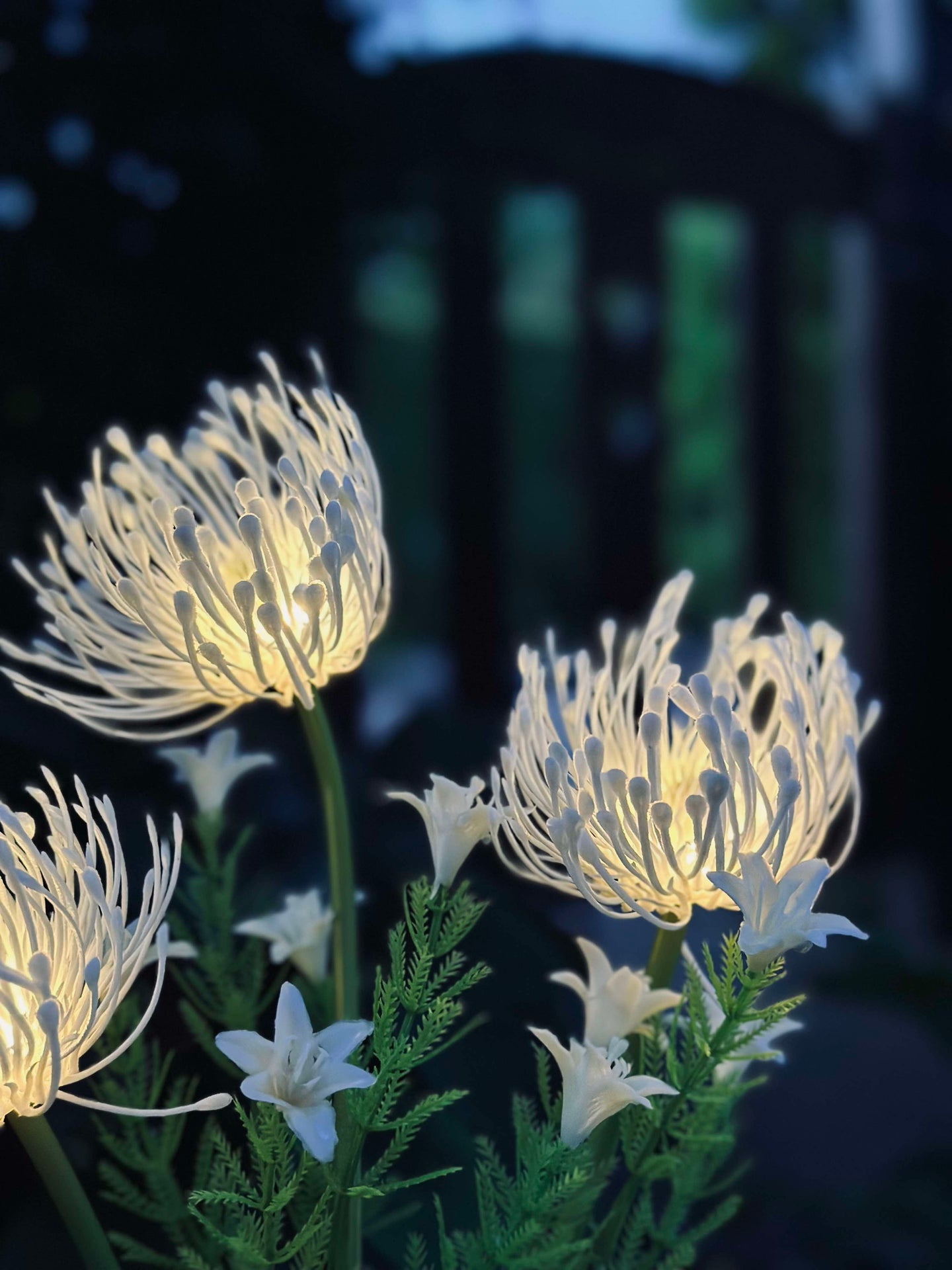 Blume mit Solarzellen - Spider Lili weiß