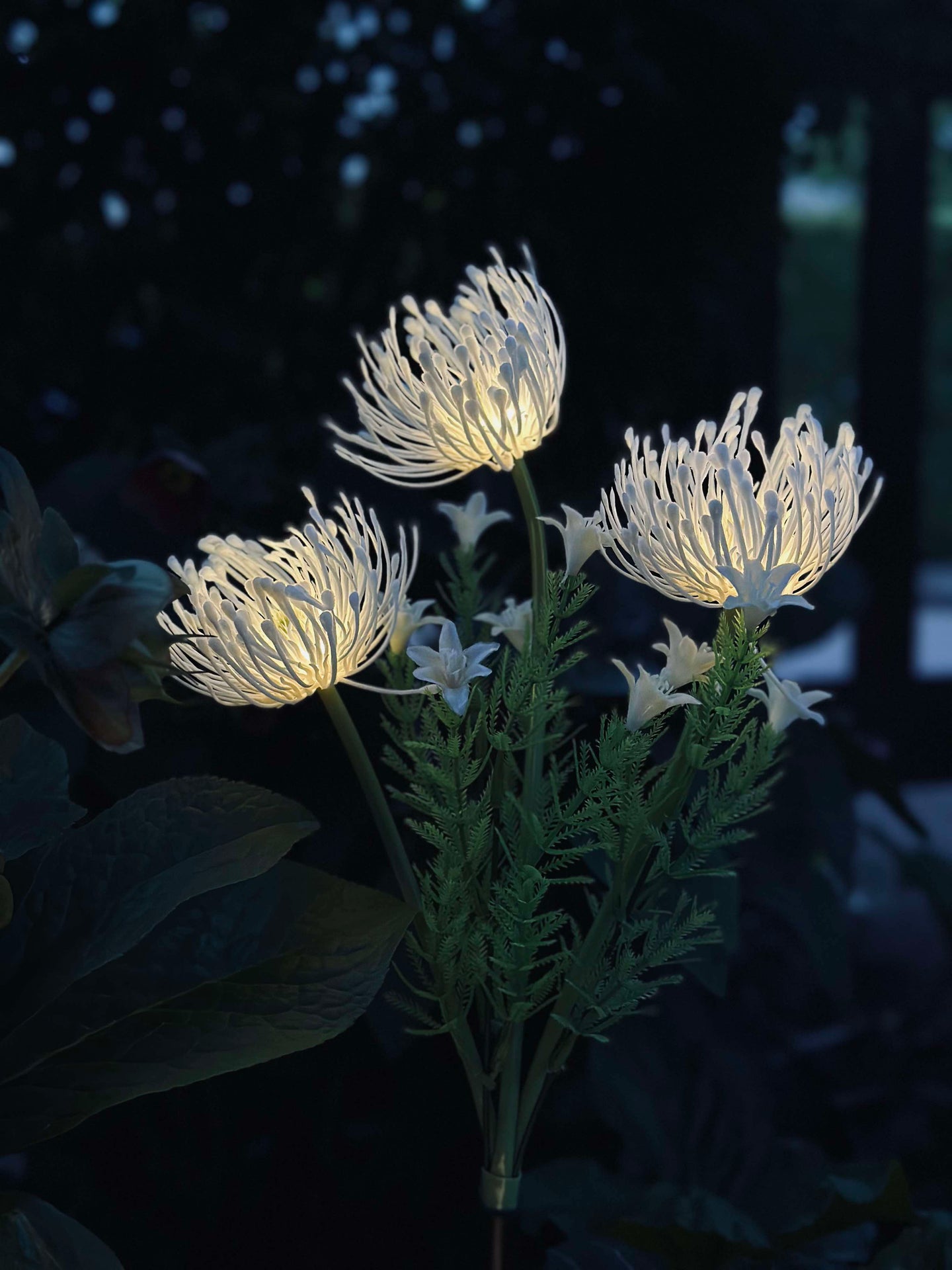 Blume mit Solarzellen - Spider Lili weiß