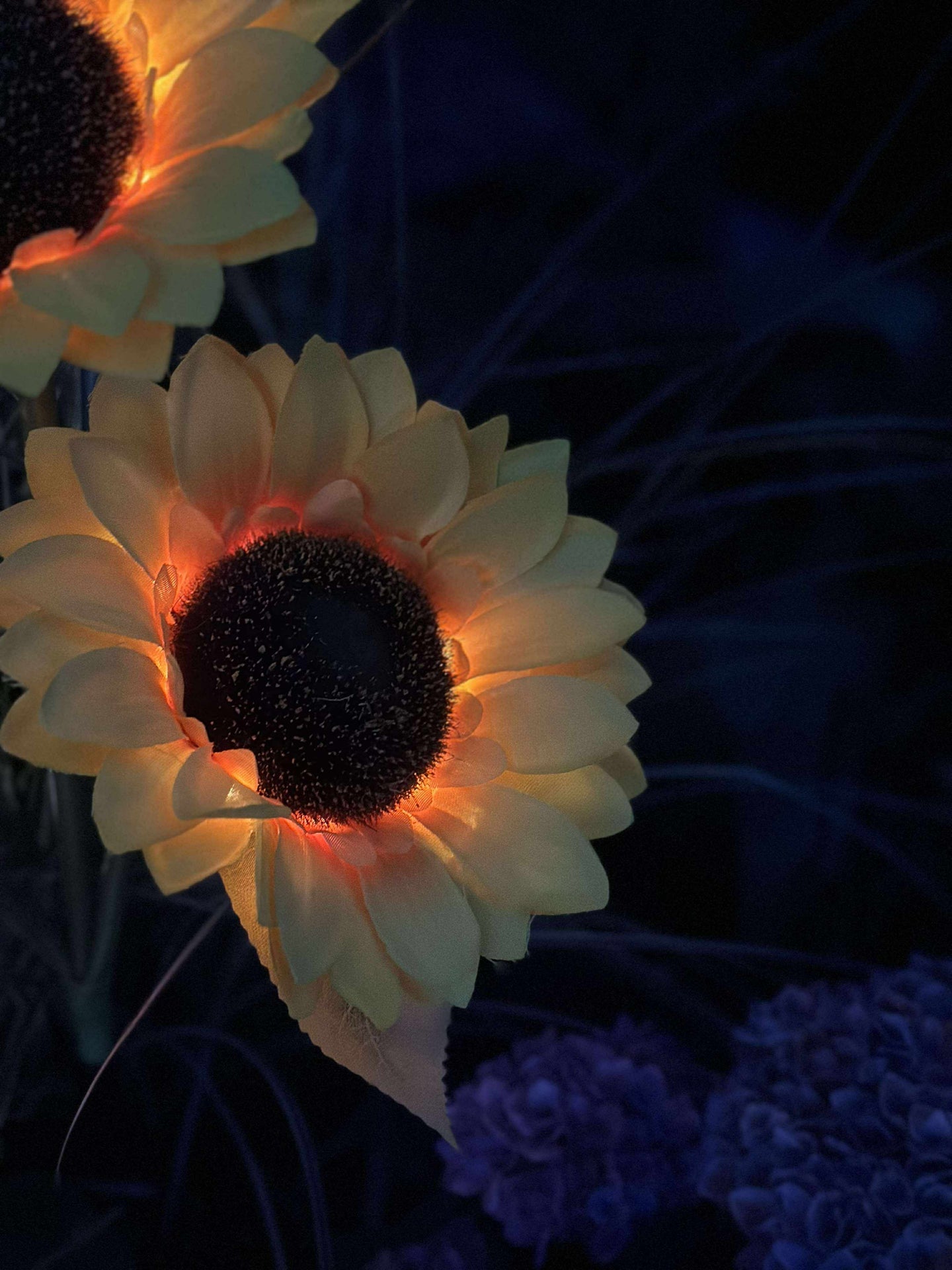 Sonnenblume mit Solarzellen