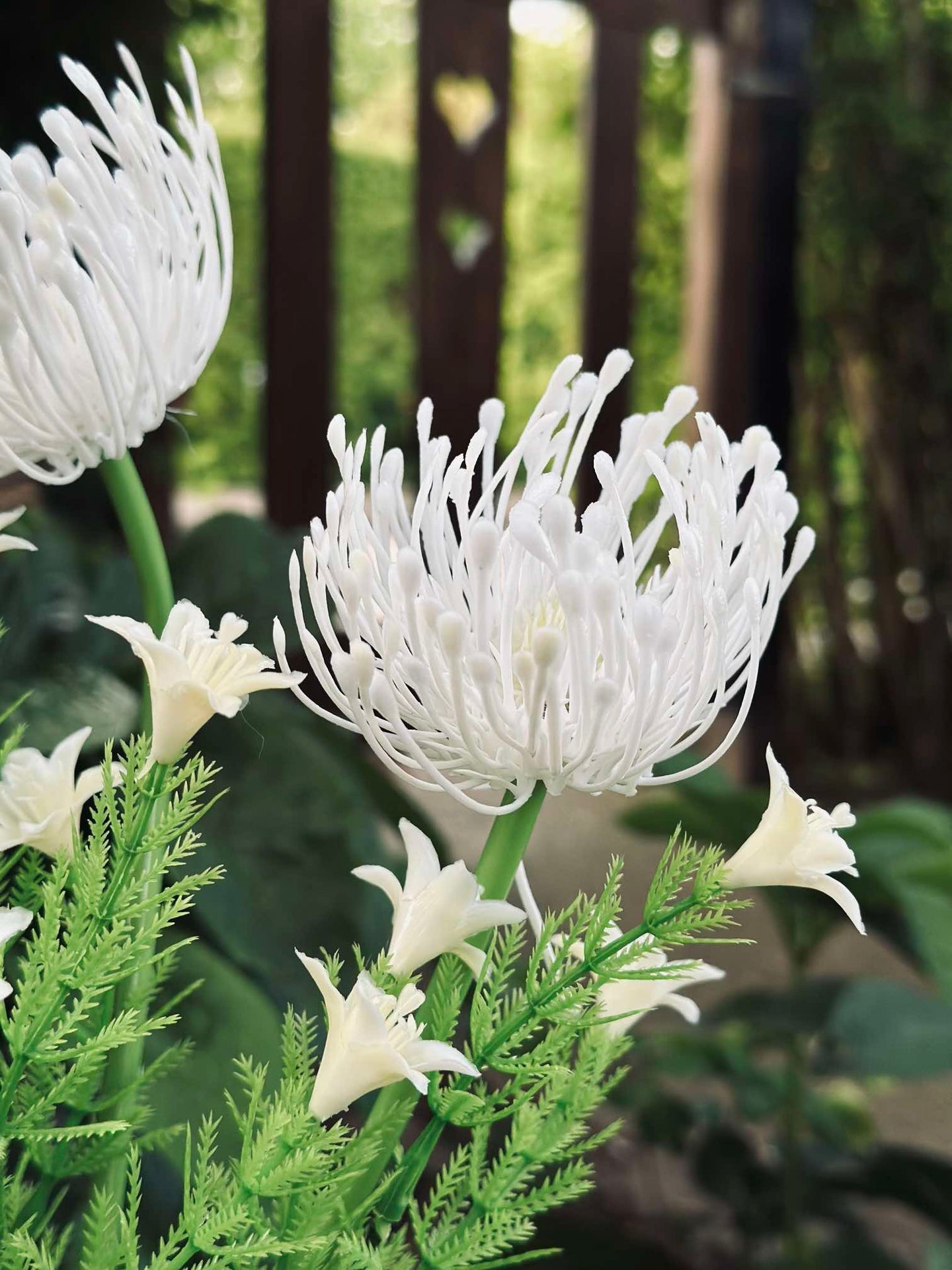 Blume mit Solarzellen - Spider Lili weiß