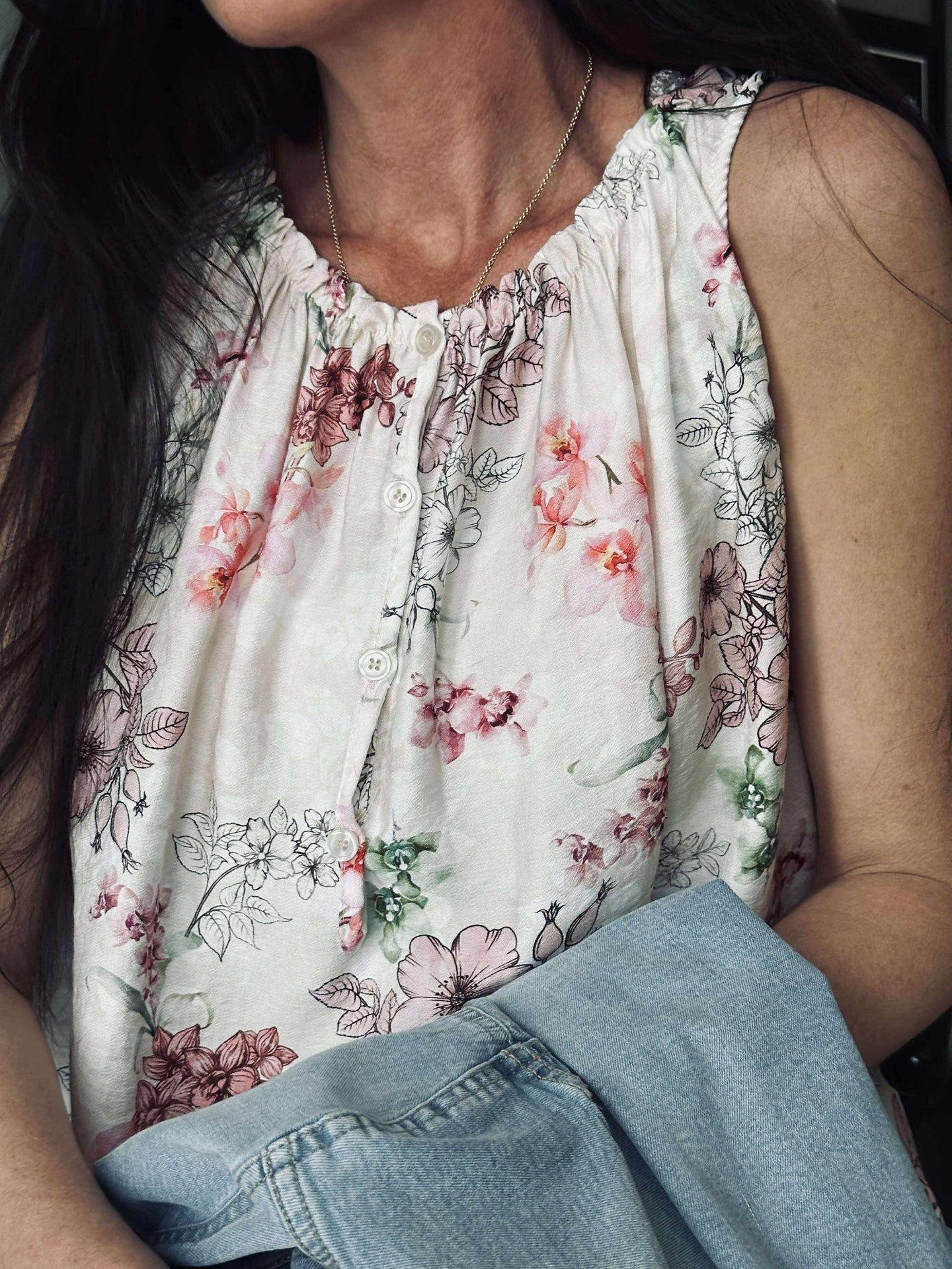 Top Anika Rose flower