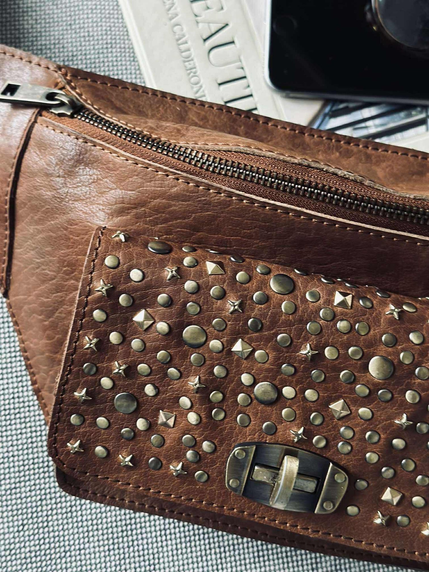 Bauchtasche mit Nieten - Cognac
