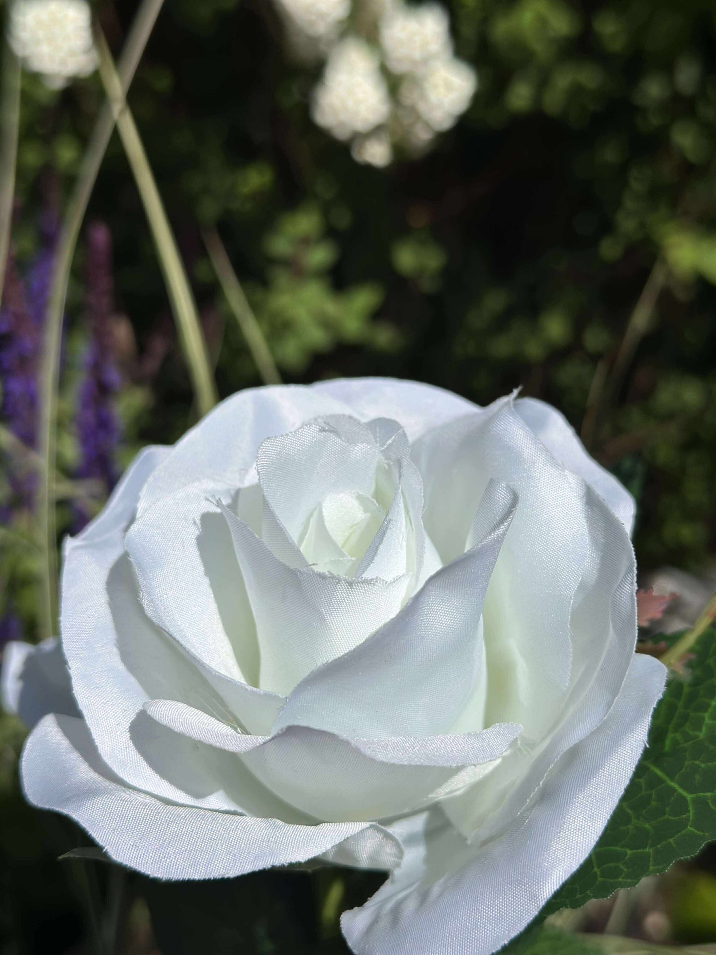 Rose mit Solarzellen - Weiß