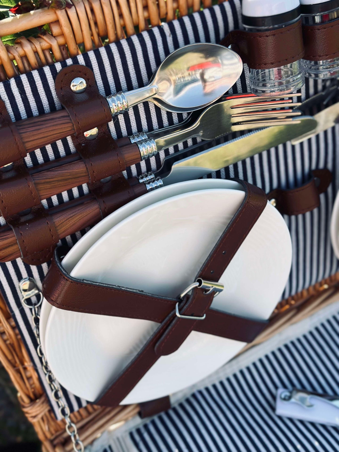 Picknickkorb mit Inhalt für 4 Personen - DELUXE