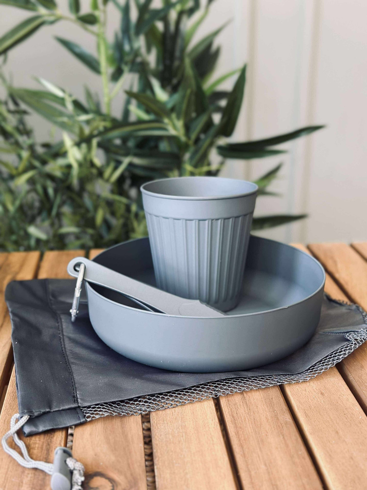 Besteck, Schüssel und Tasse für draußen
