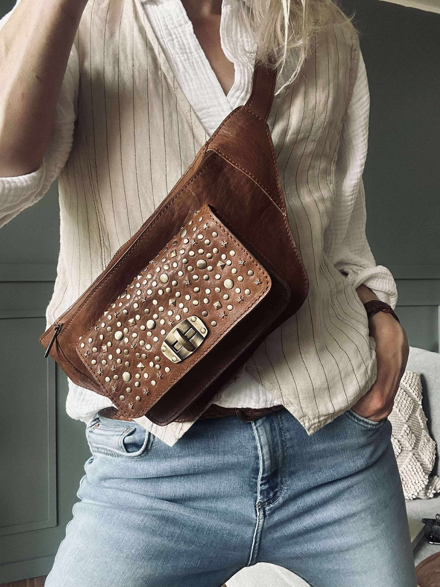 Bauchtasche mit Nieten - Cognac