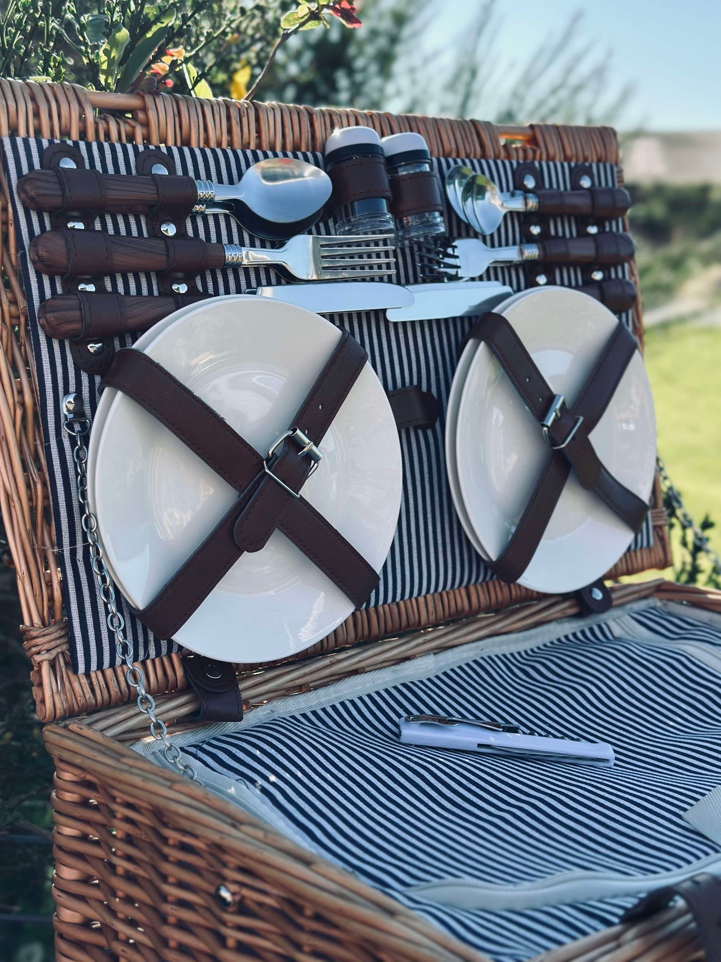 Picknickkorb mit Inhalt für 4 Personen - DELUXE