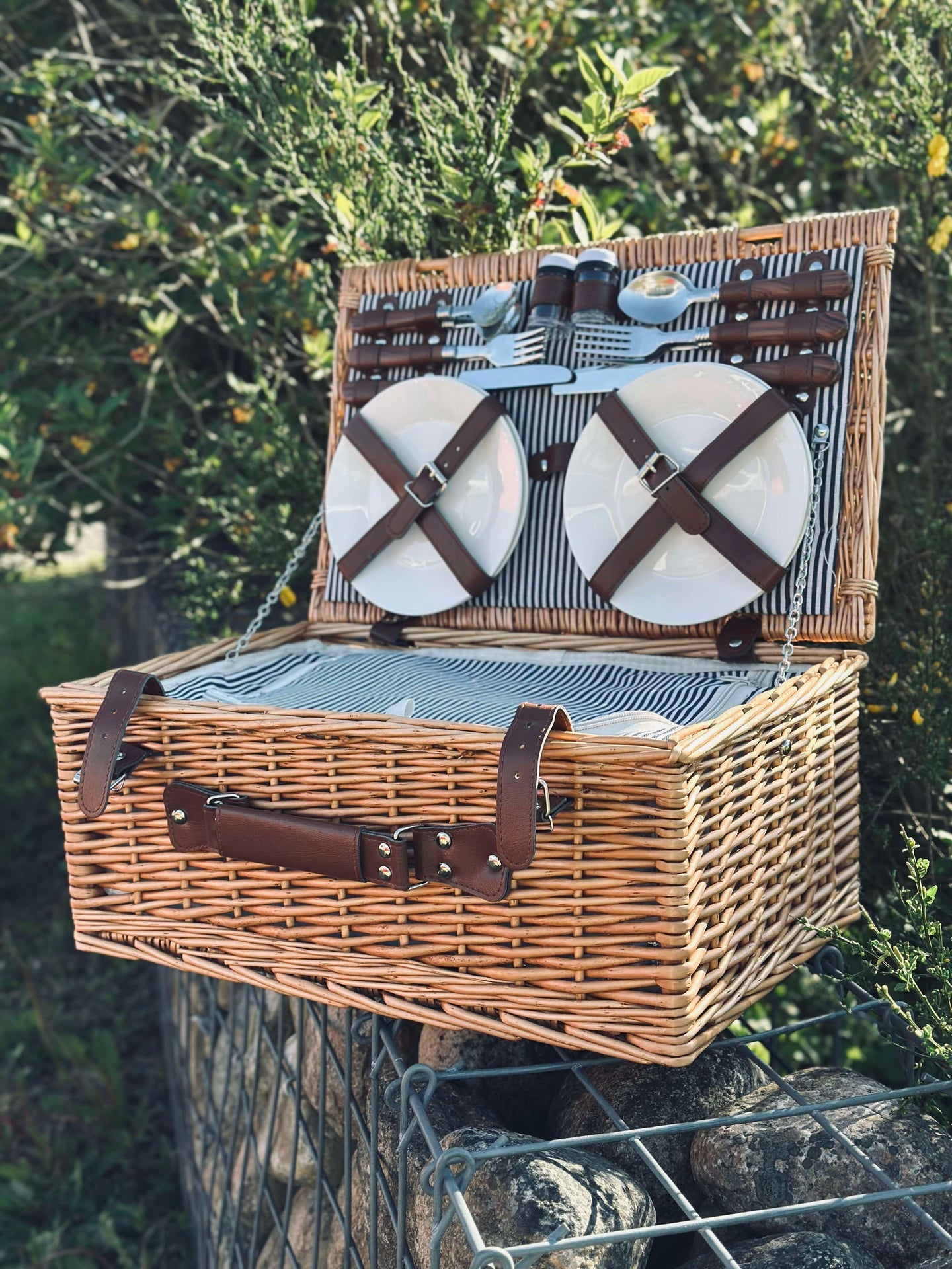 Picknickkorb mit Inhalt für 4 Personen - DELUXE