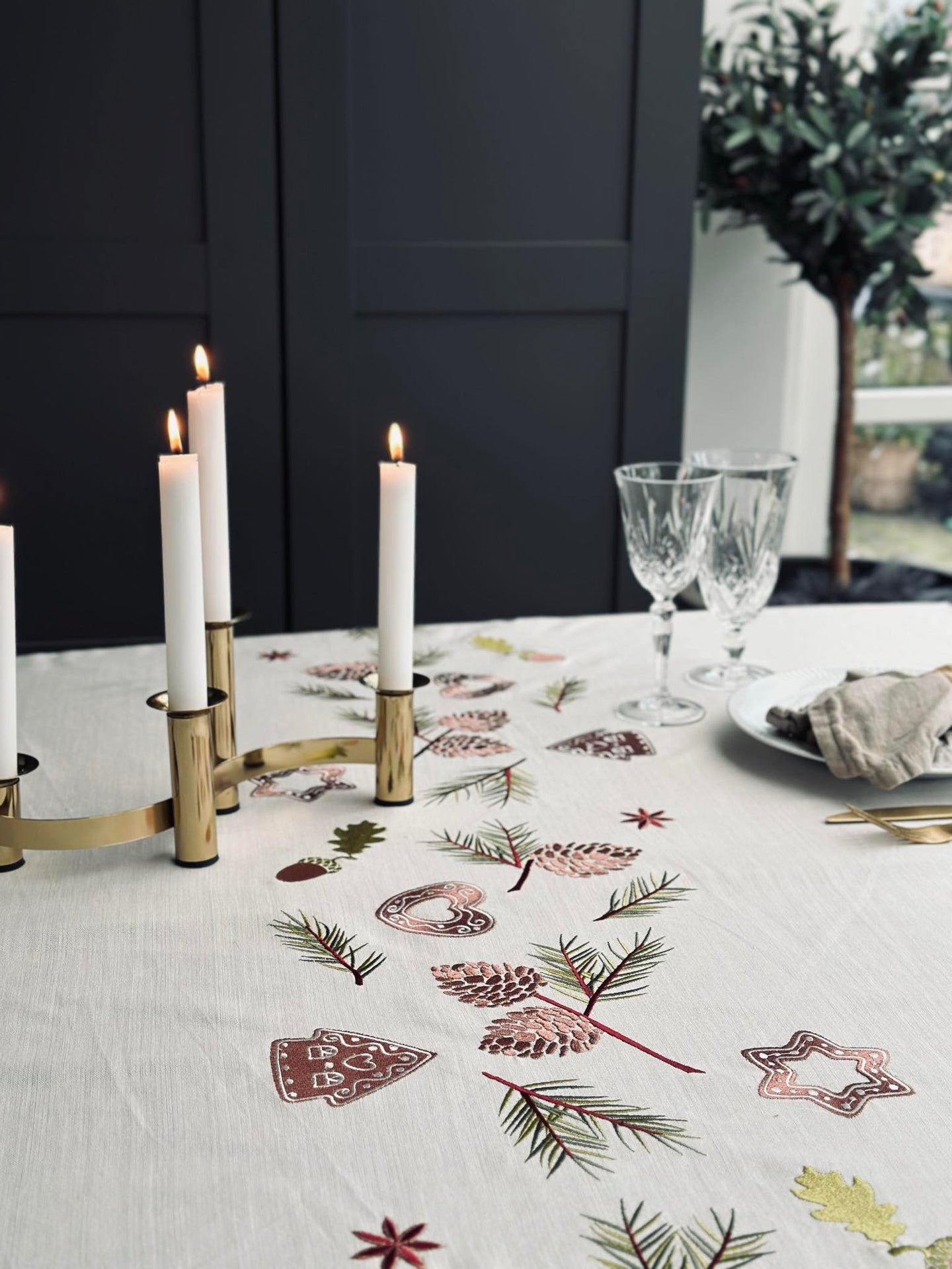 Weihnachtstischdecke Stickerei - 140x240