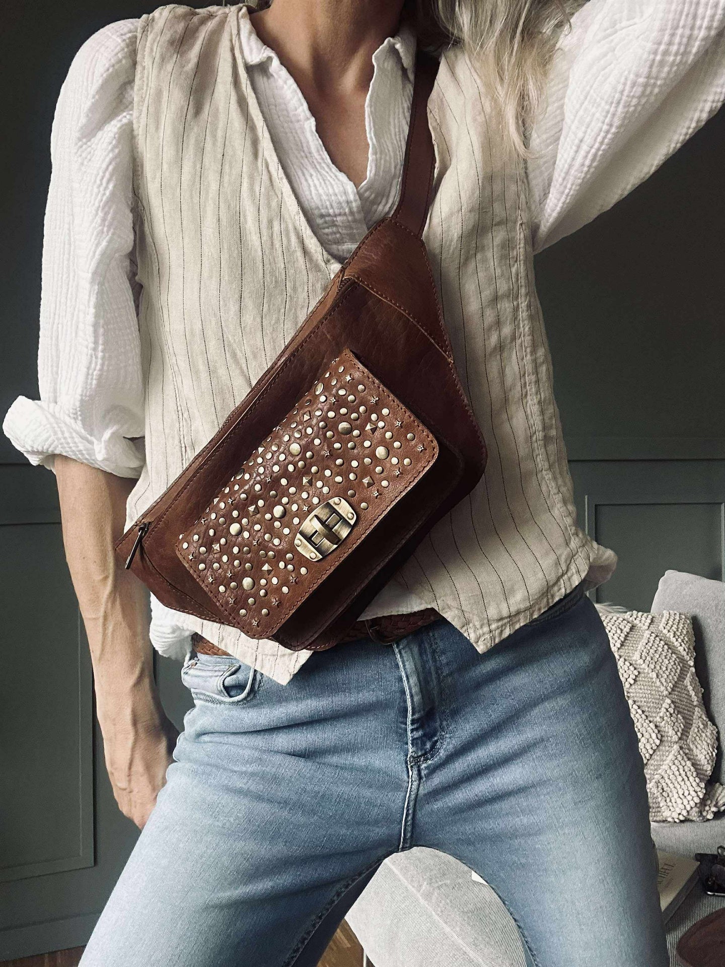 Bauchtasche mit Nieten - Cognac