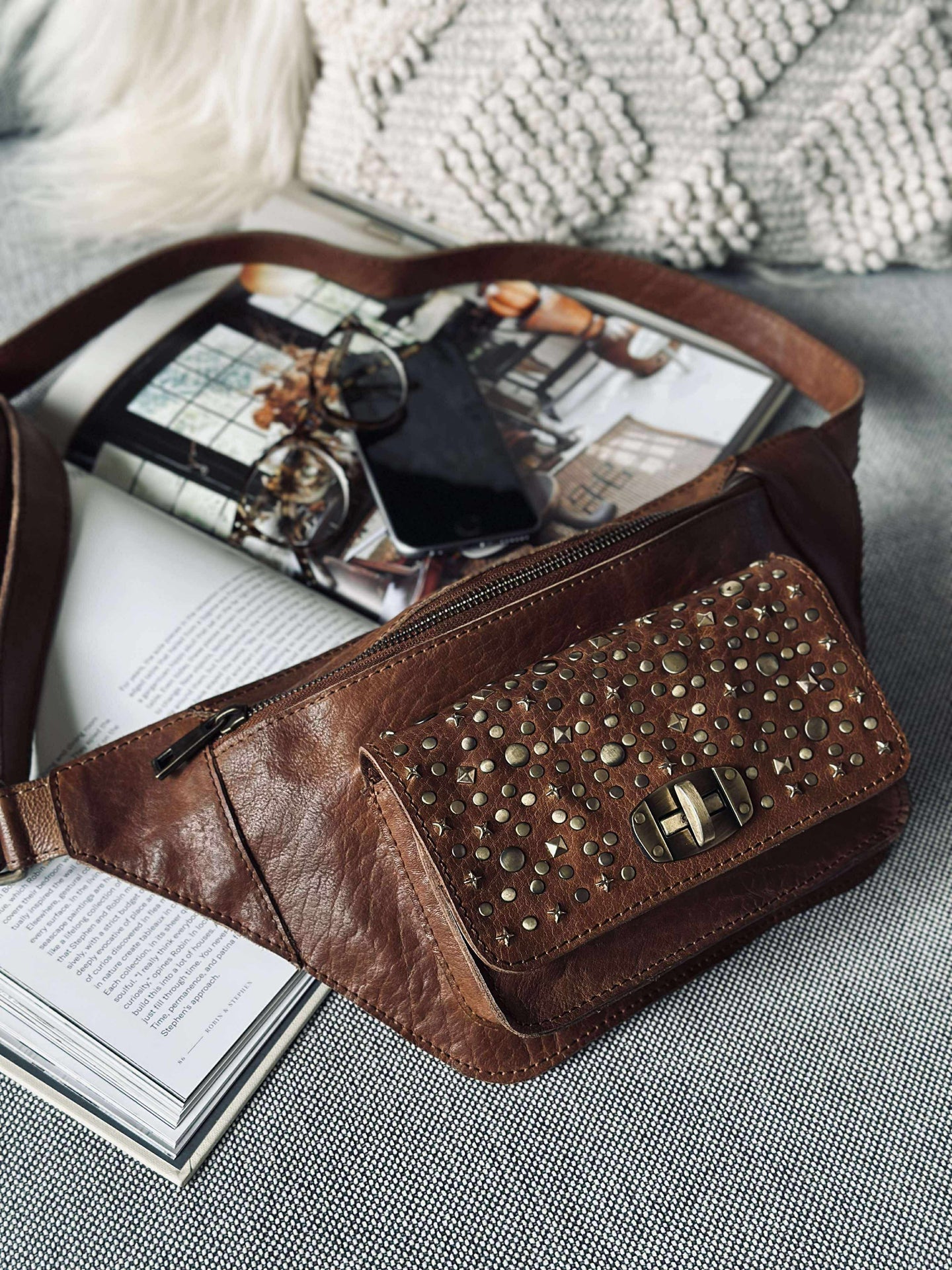 Bauchtasche mit Nieten - Cognac