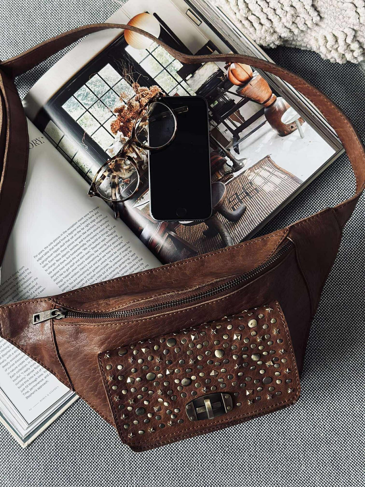 Bauchtasche mit Nieten - Cognac