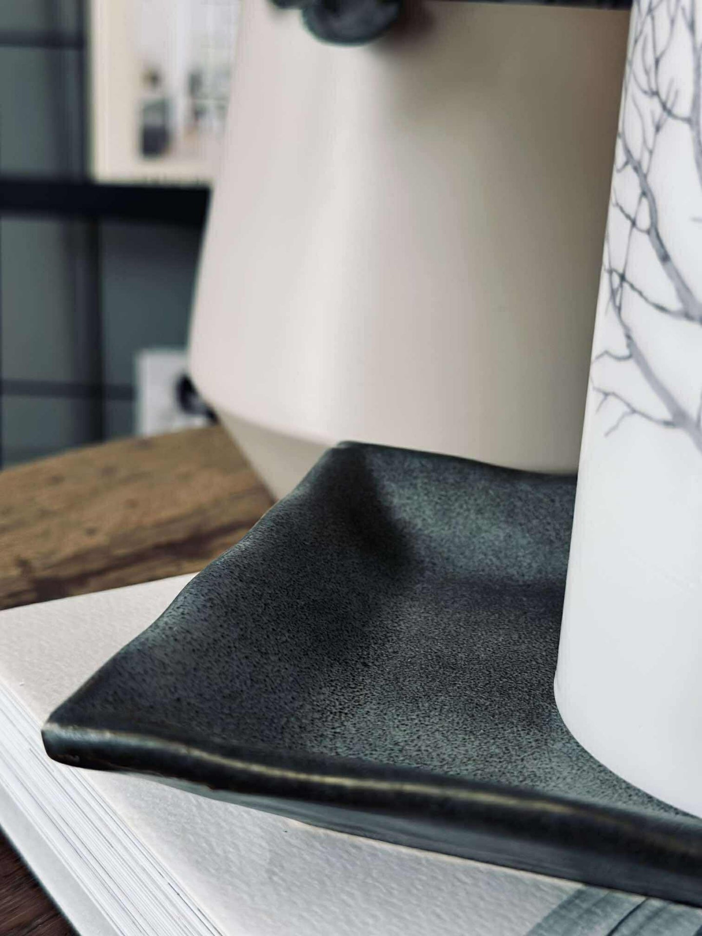 Platte aus Steingut – Grau