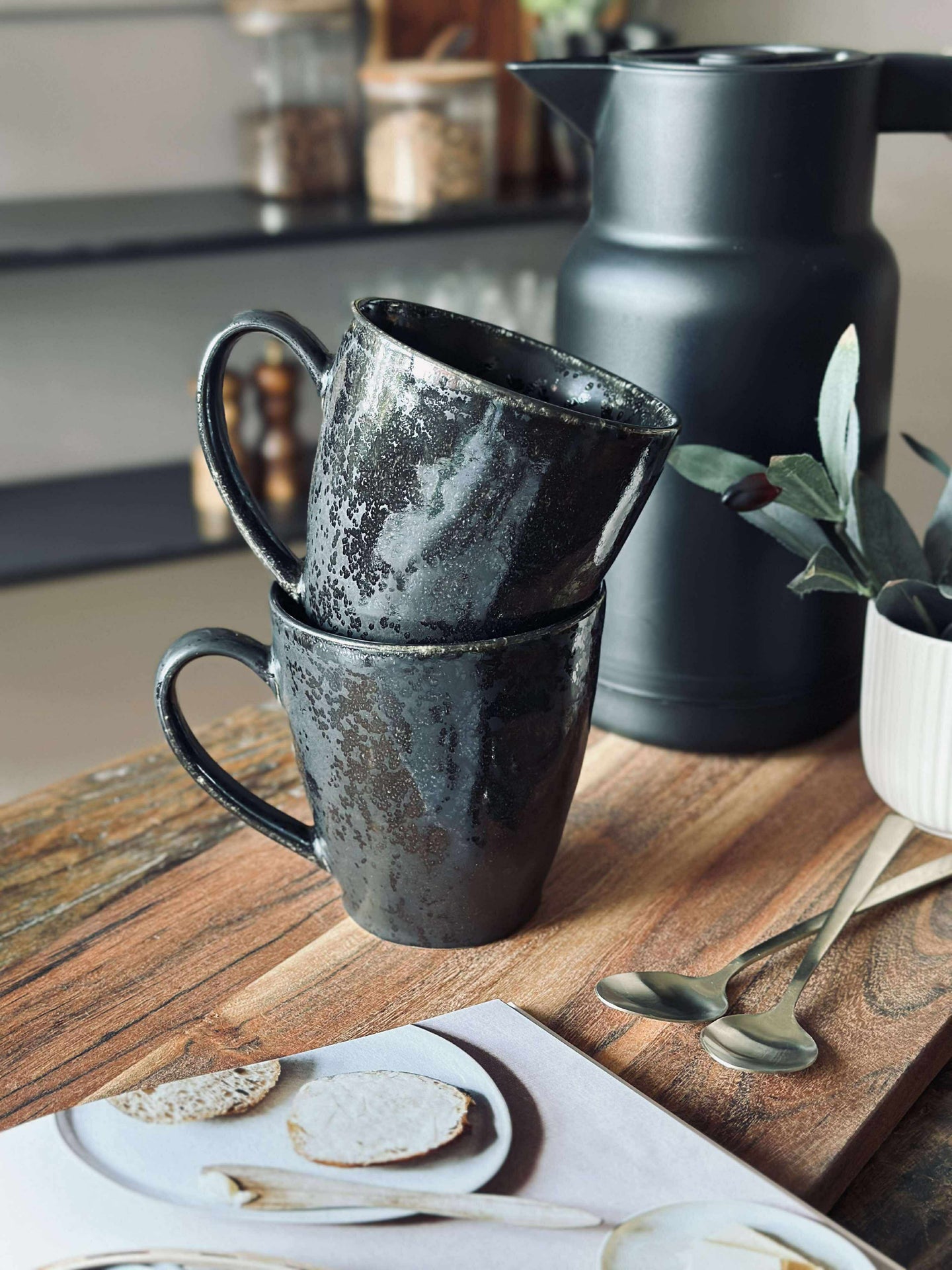 XL-Becher mit Henkel aus Steingut – matt schwarz