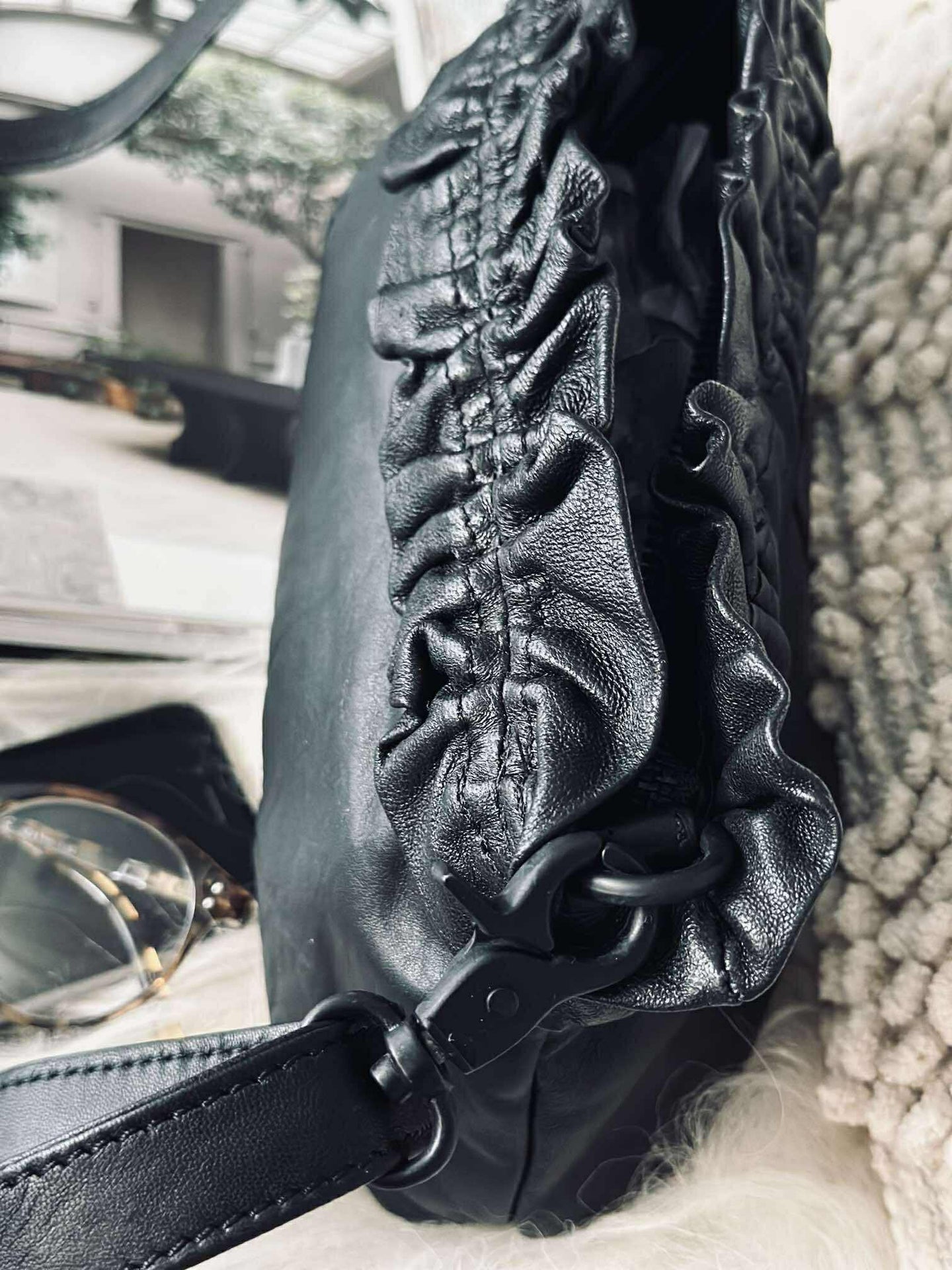 Clutch mit Rüschen Nero