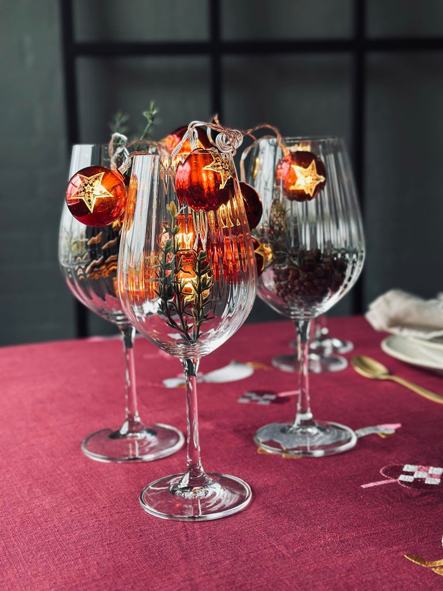 Lichterkette mit kleinen Weihnachtskugeln