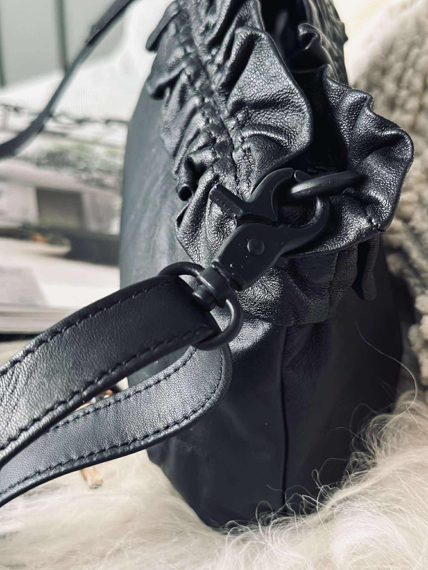 Clutch mit Rüschen Nero
