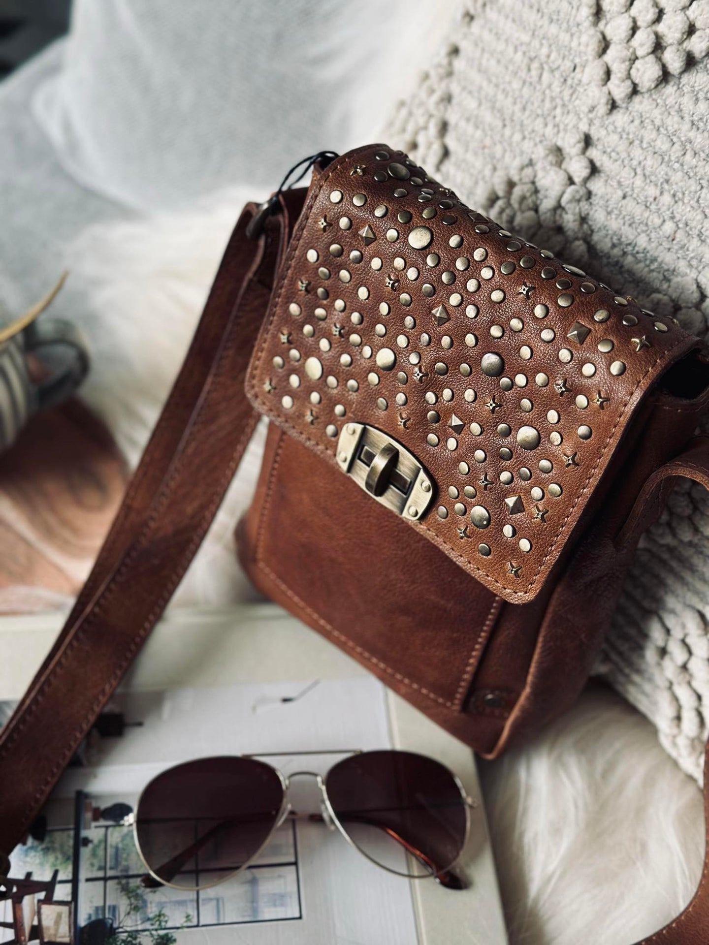 Handytasche mit Nieten - Cognac