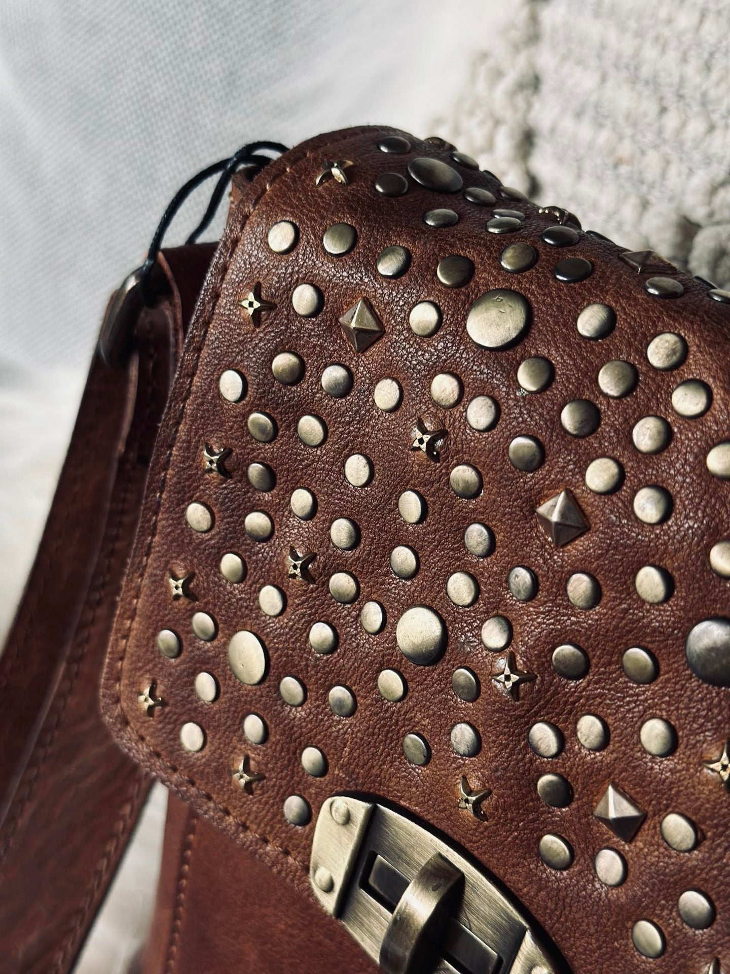 Handytasche mit Nieten - Cognac