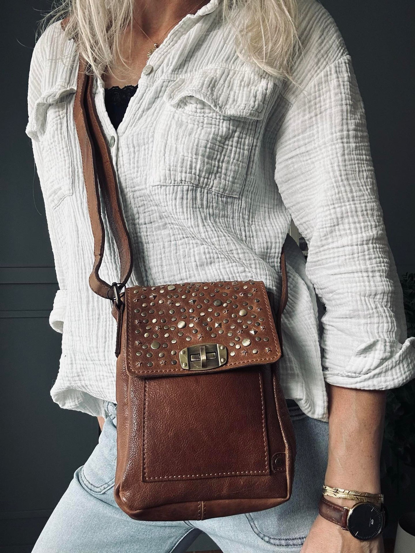 Handytasche mit Nieten - Cognac