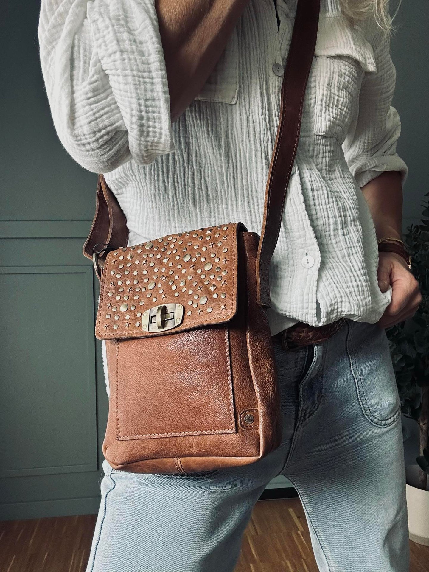 Handytasche mit Nieten - Cognac