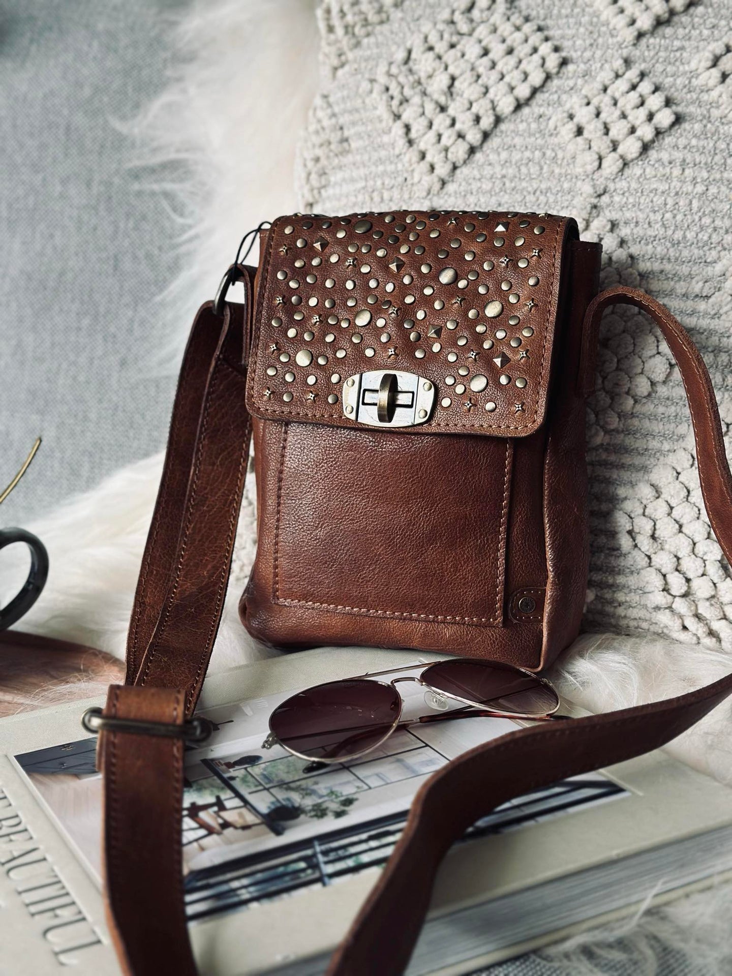 Handytasche mit Nieten - Cognac