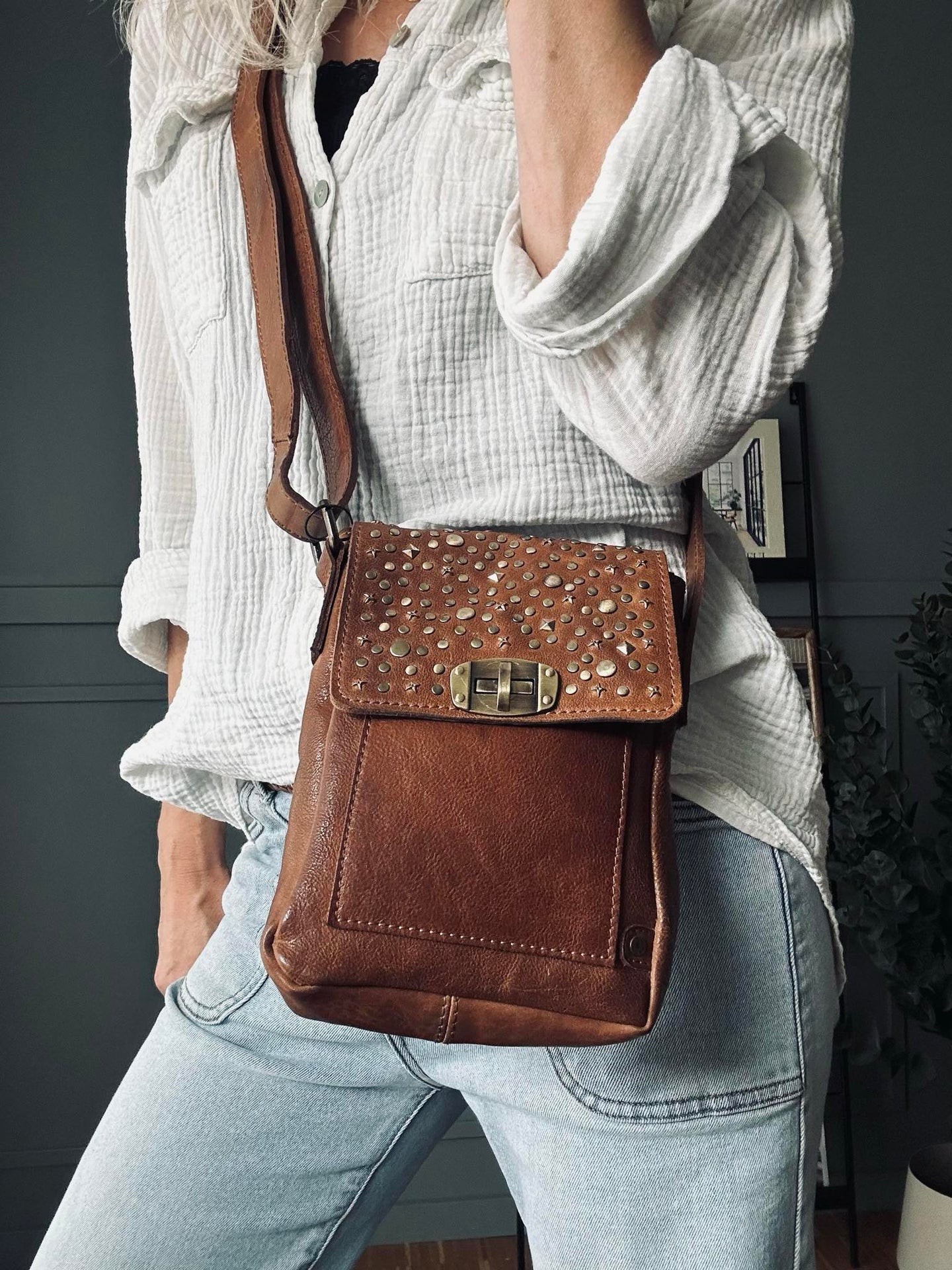 Handytasche mit Nieten - Cognac