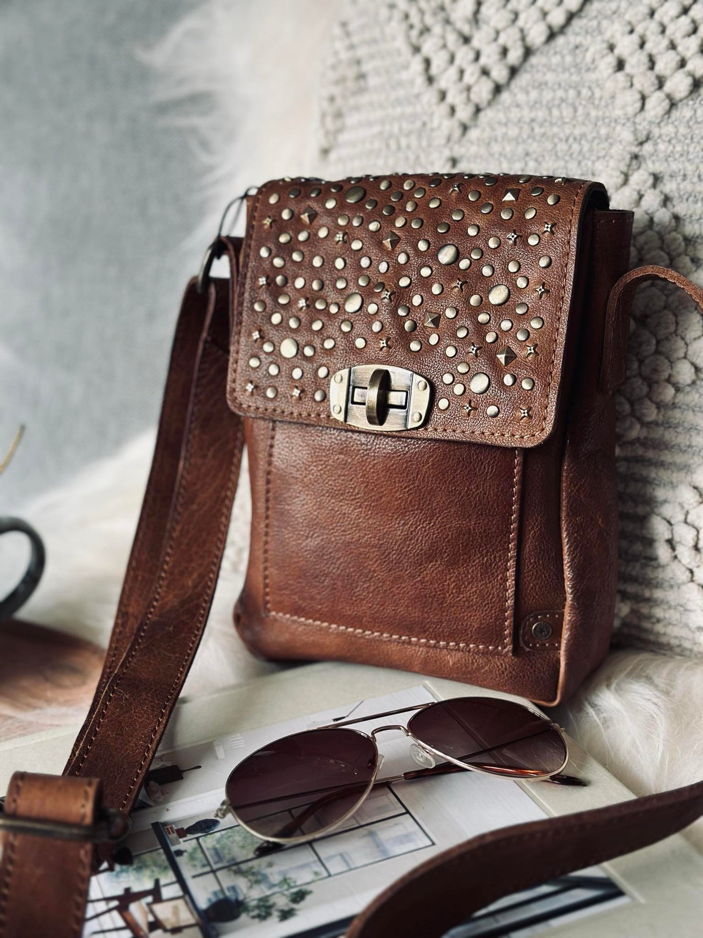 Handytasche mit Nieten - Cognac