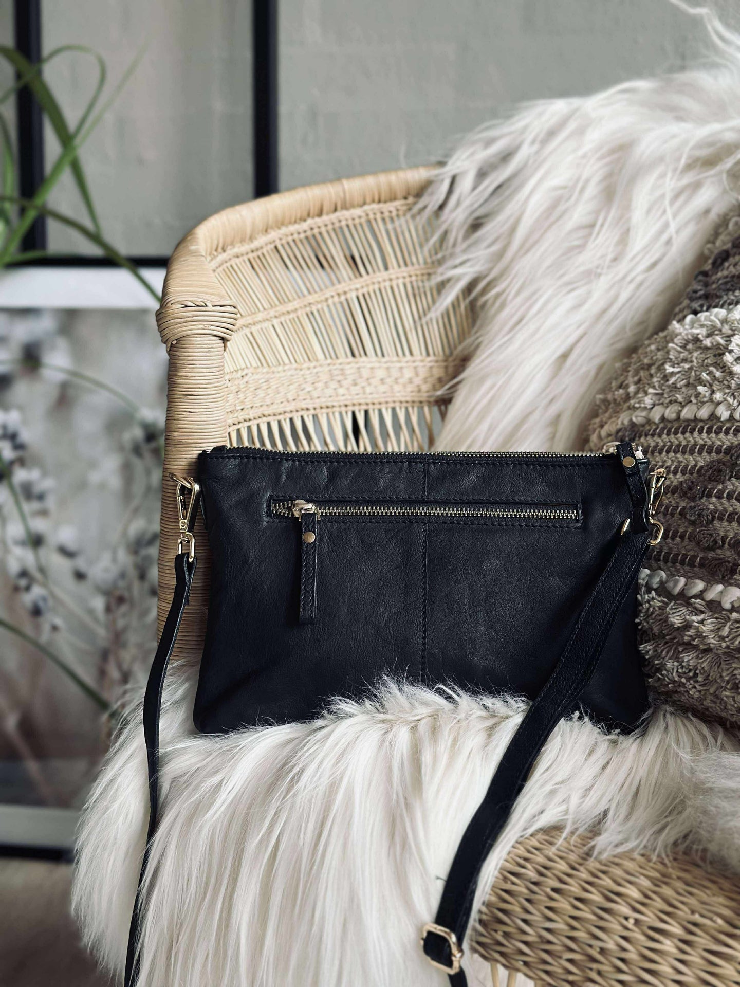 Clutch in schwarzem Leder