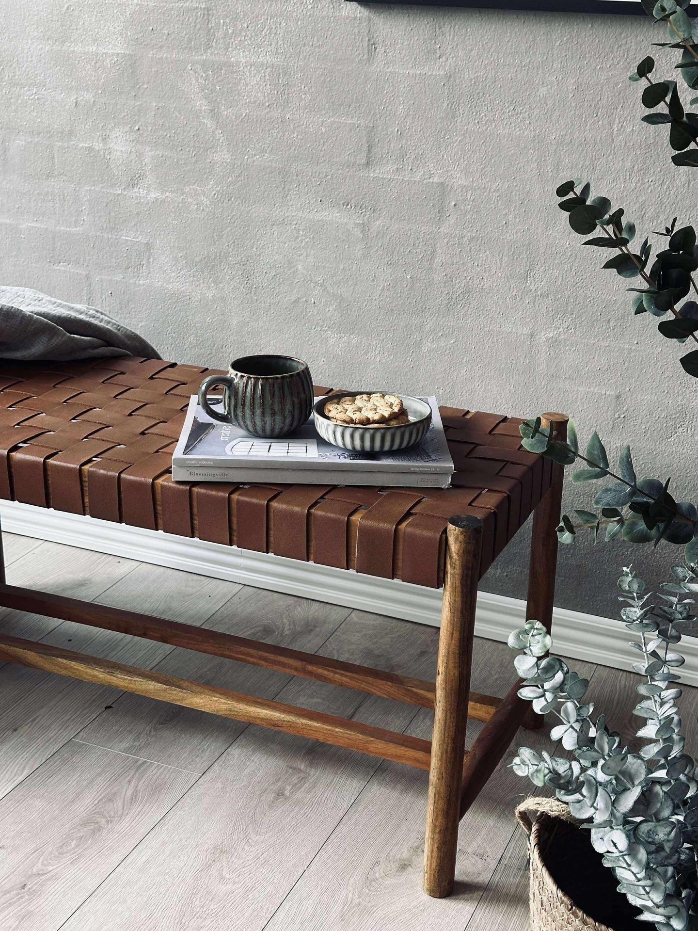 Bank mit geflochtenem Sitz - Cognac-Leder