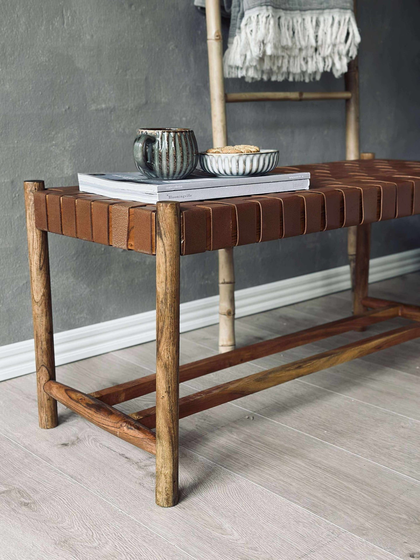 Bank mit geflochtenem Sitz - Cognac-Leder