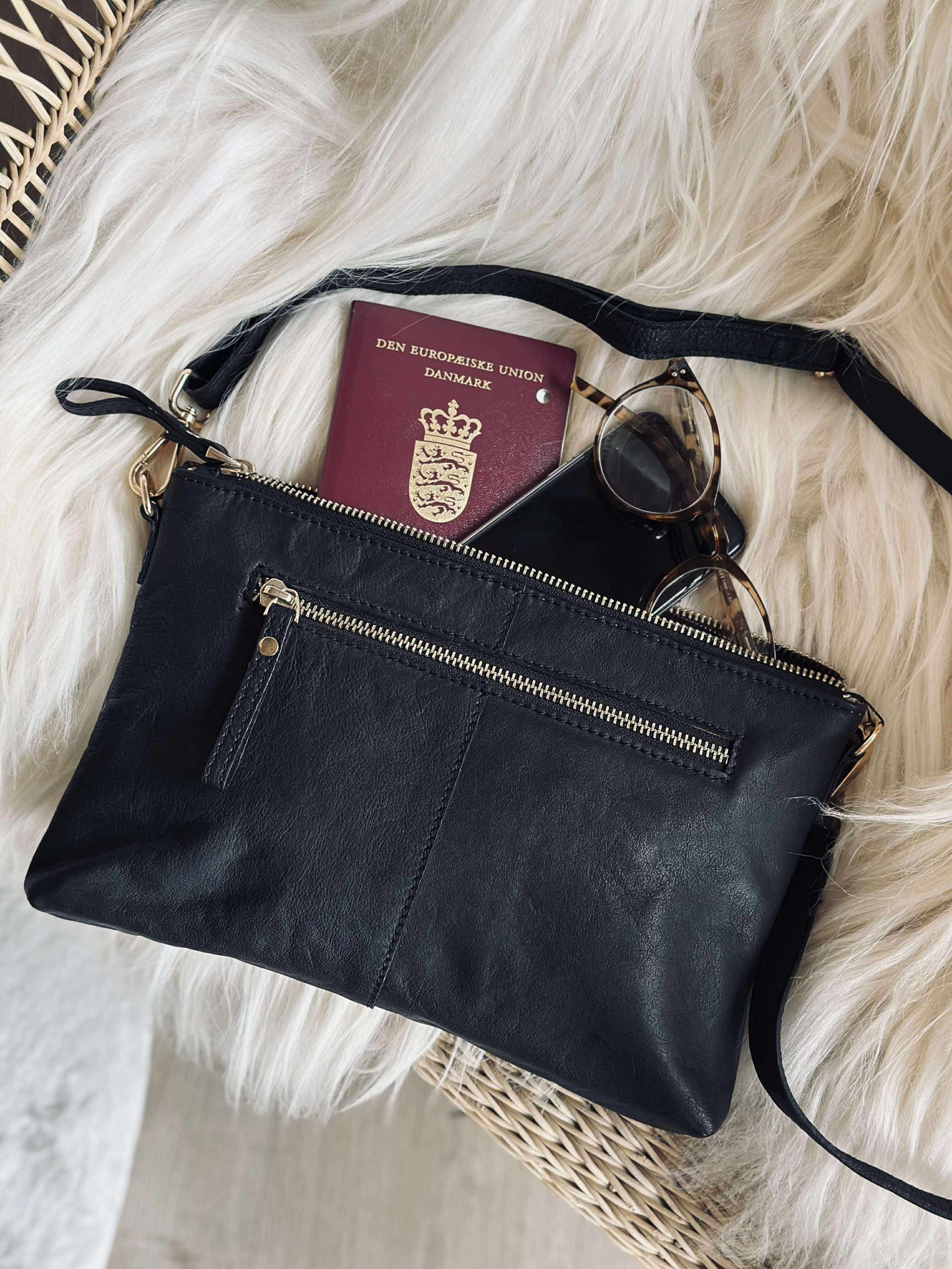 Clutch in schwarzem Leder