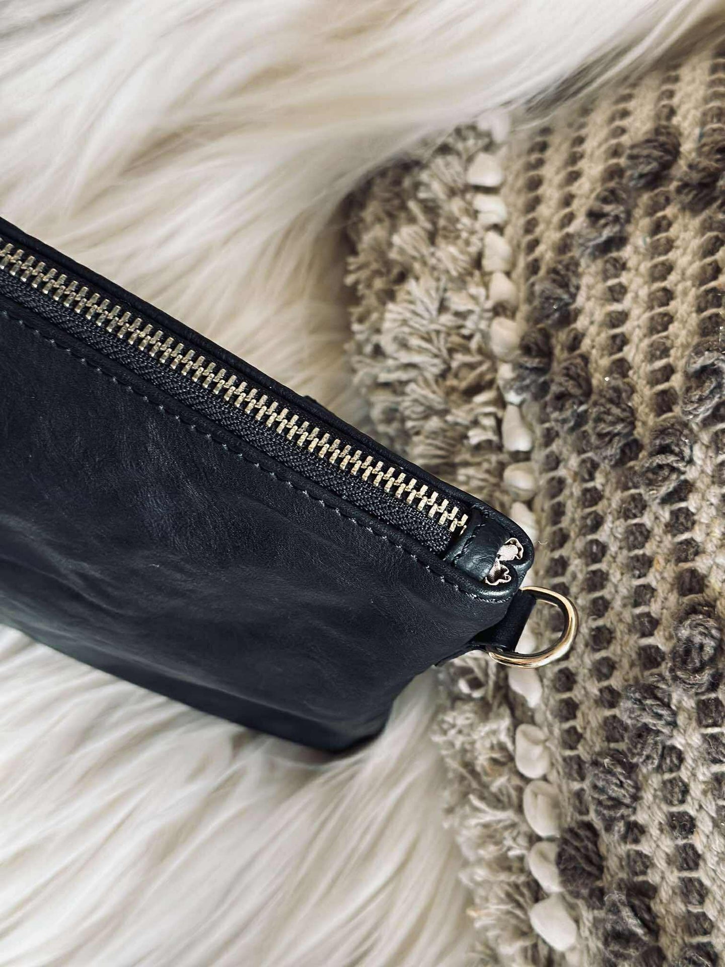 Clutch in schwarzem Leder