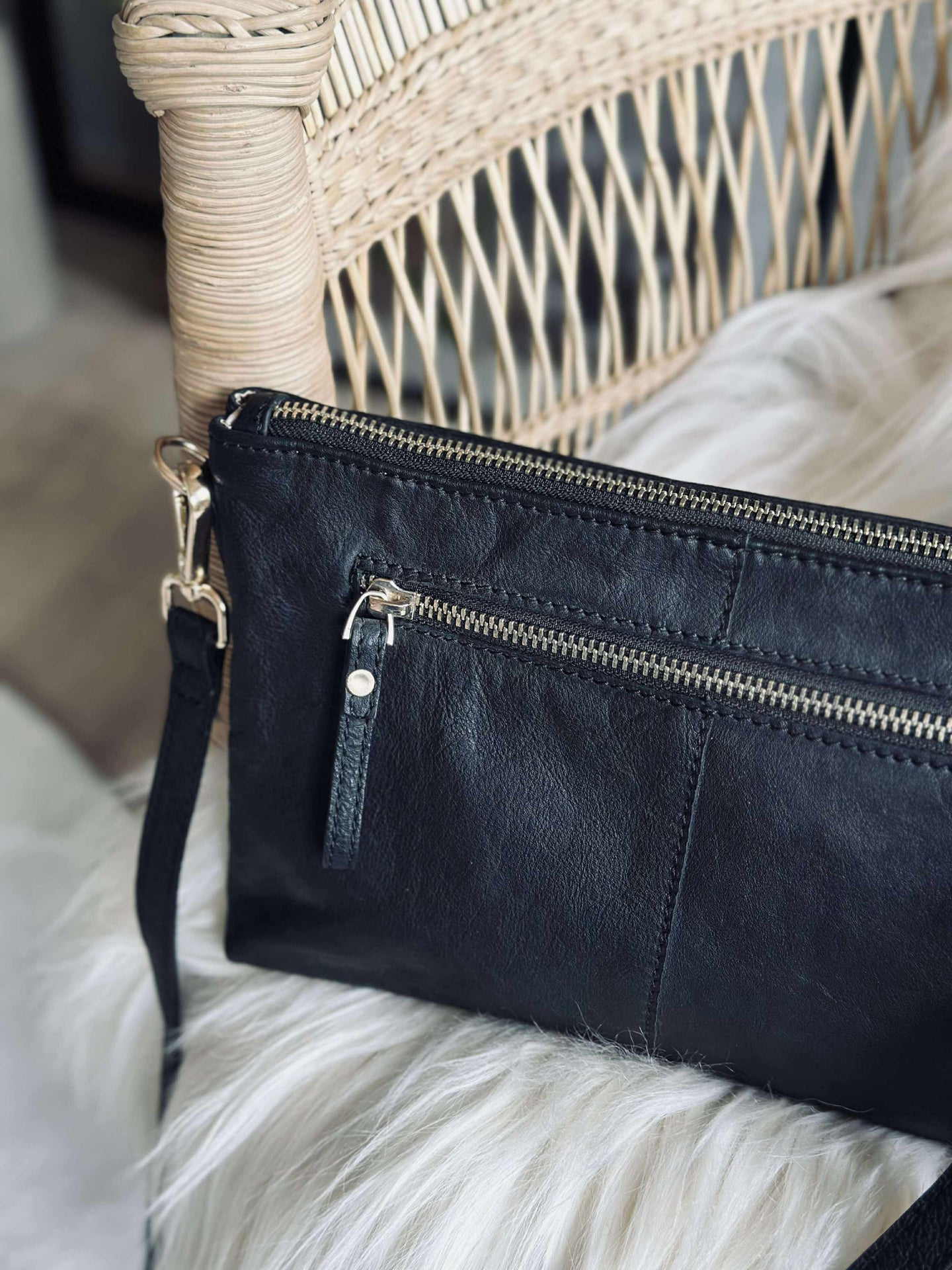Clutch in schwarzem Leder
