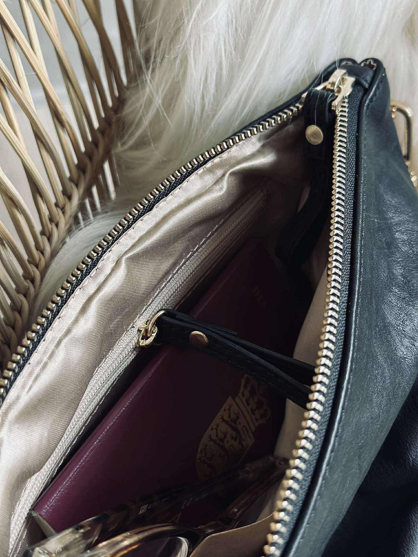 Clutch in schwarzem Leder