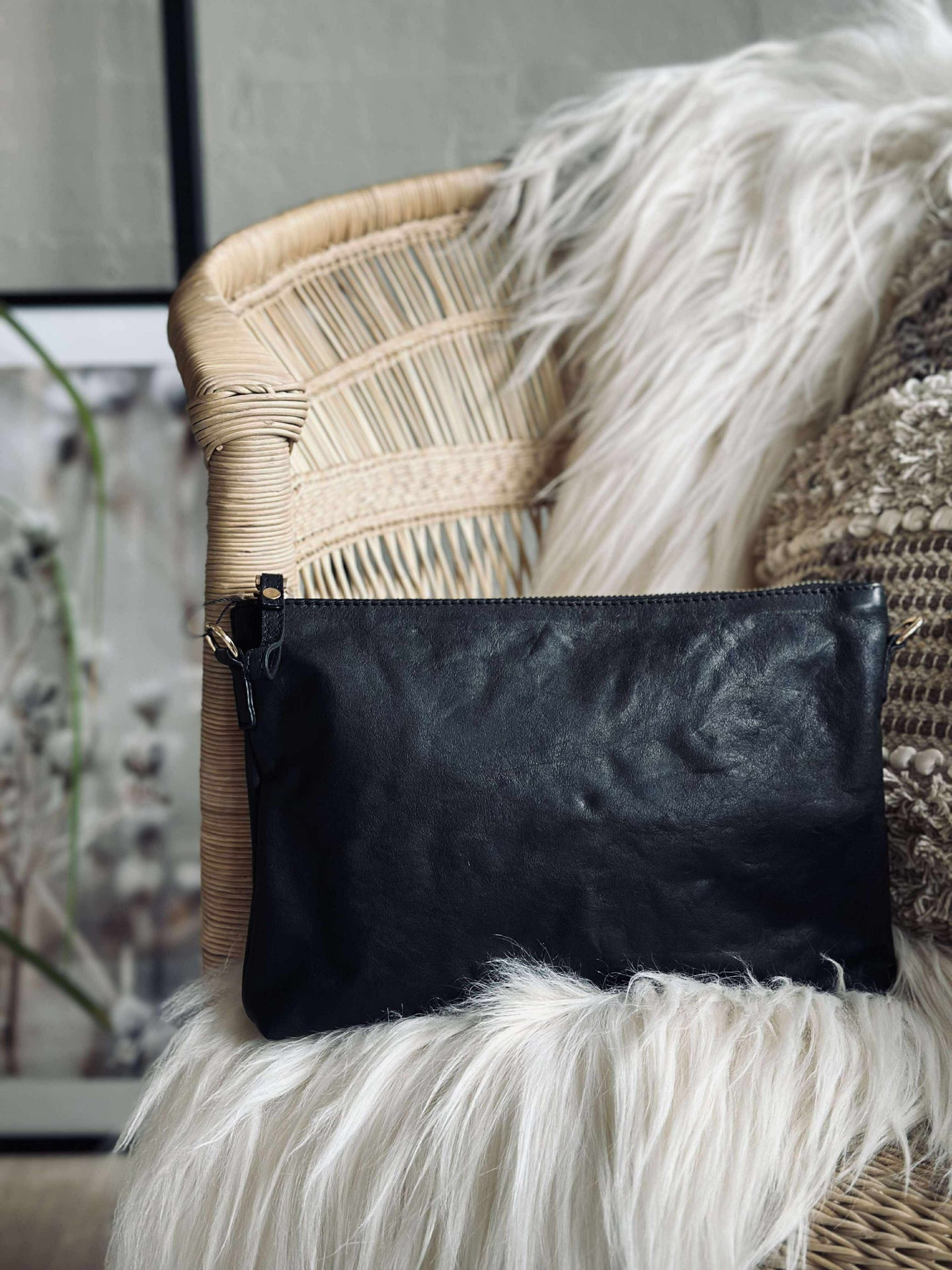 Clutch in schwarzem Leder