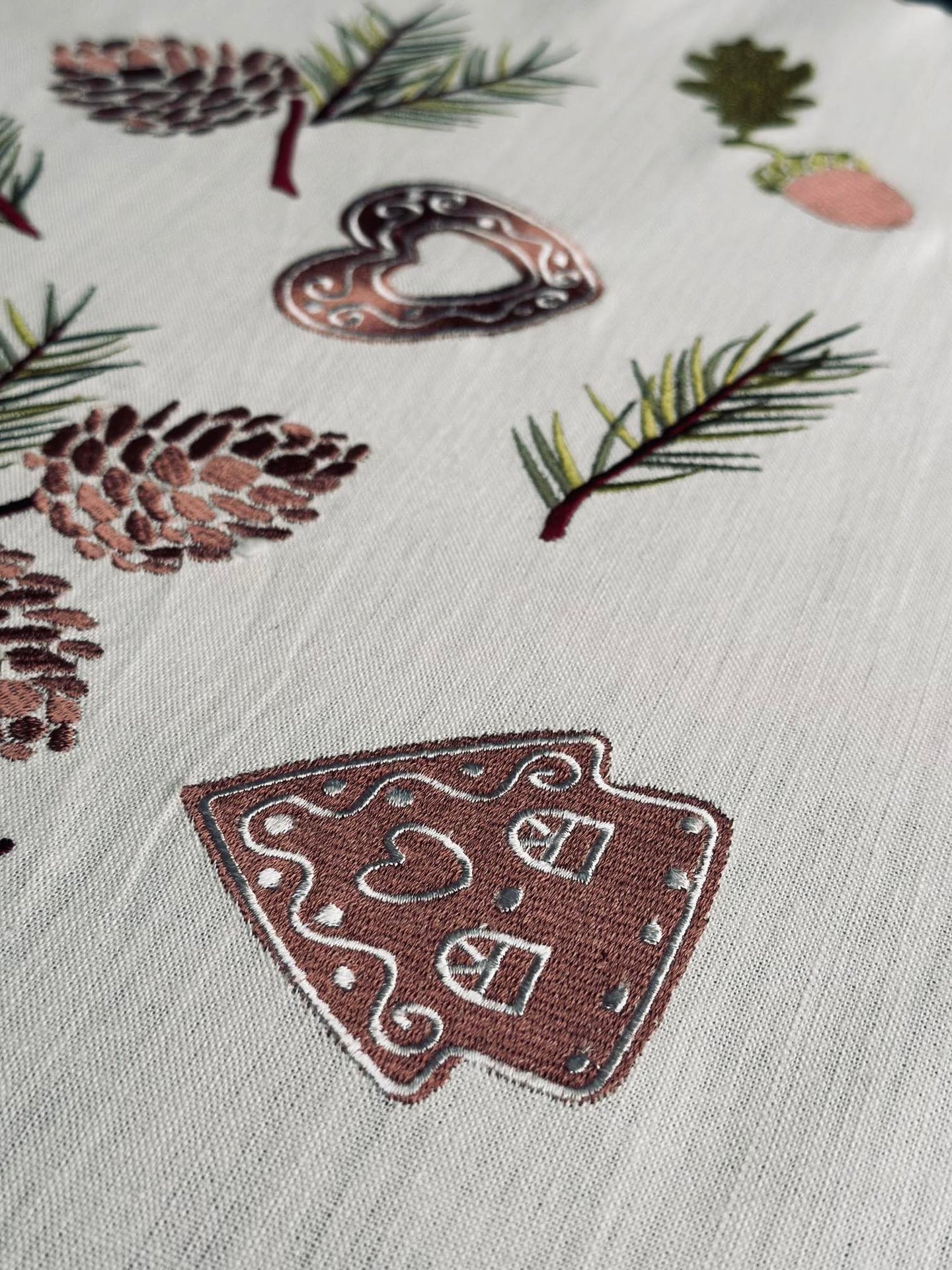 Weihnachtstischdecke Stickerei - 140x240