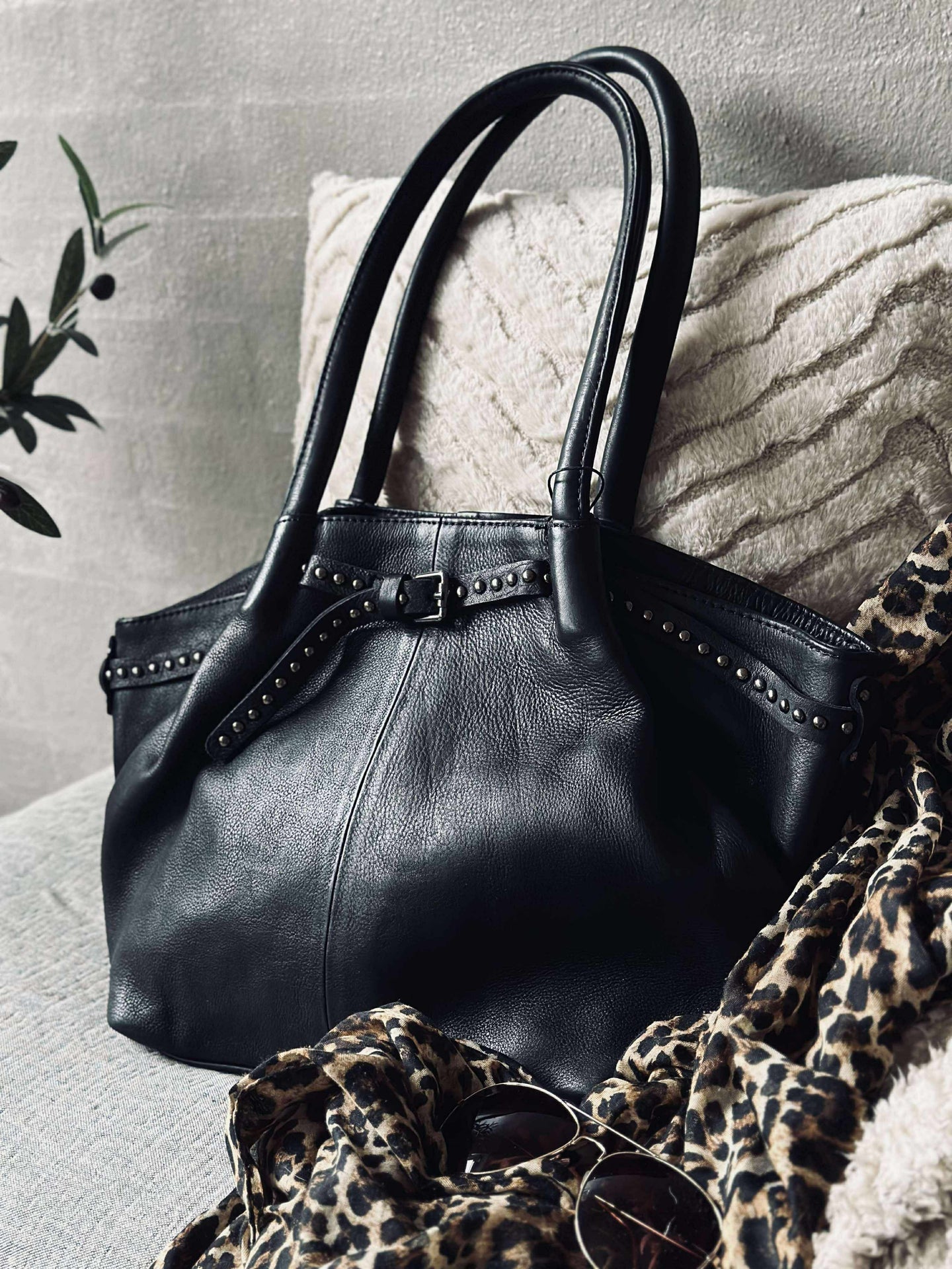 Schultertasche mit Nieten - Black