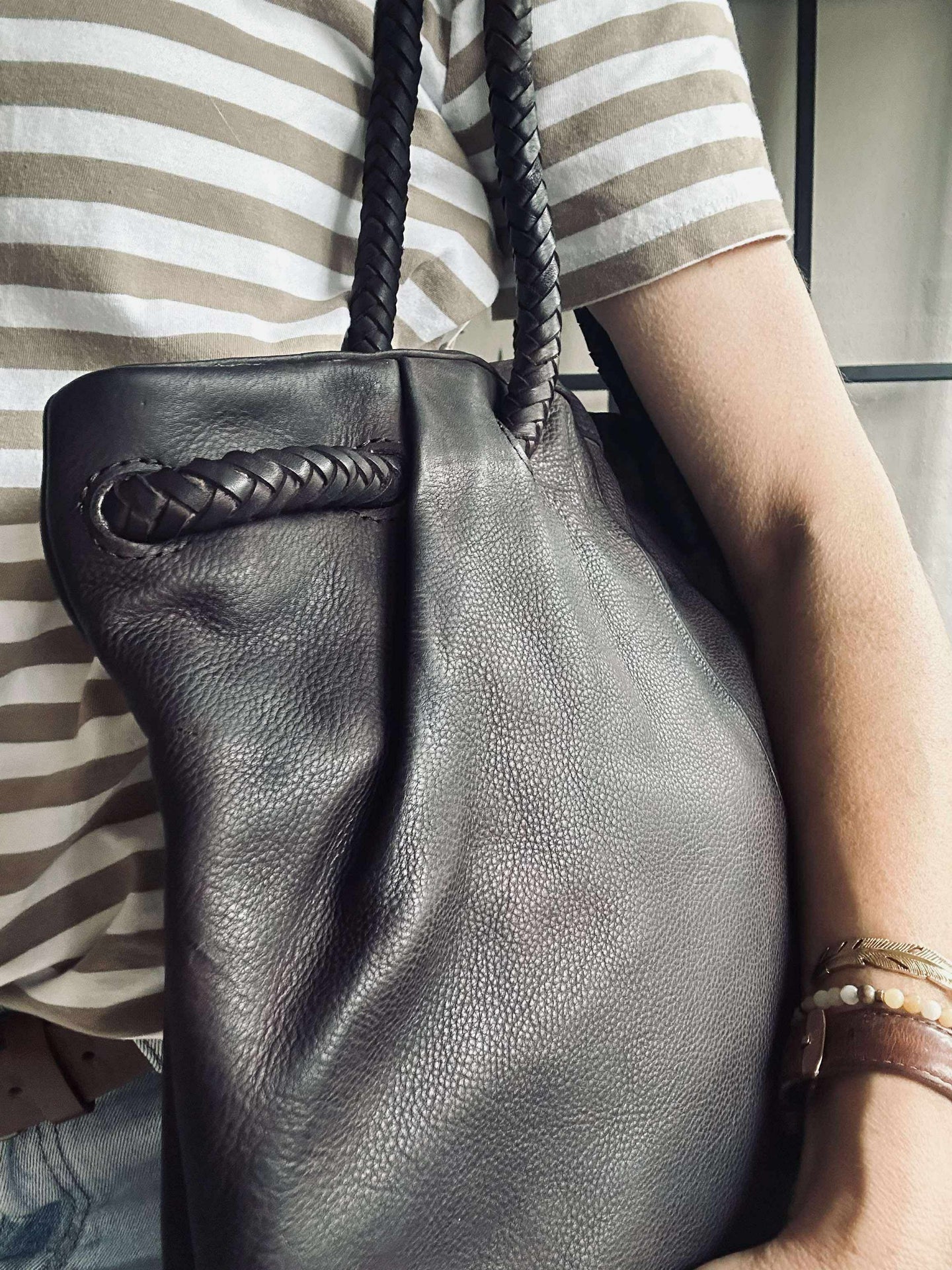 Schultertasche mit schönem geflochtenem Riemen - Braun