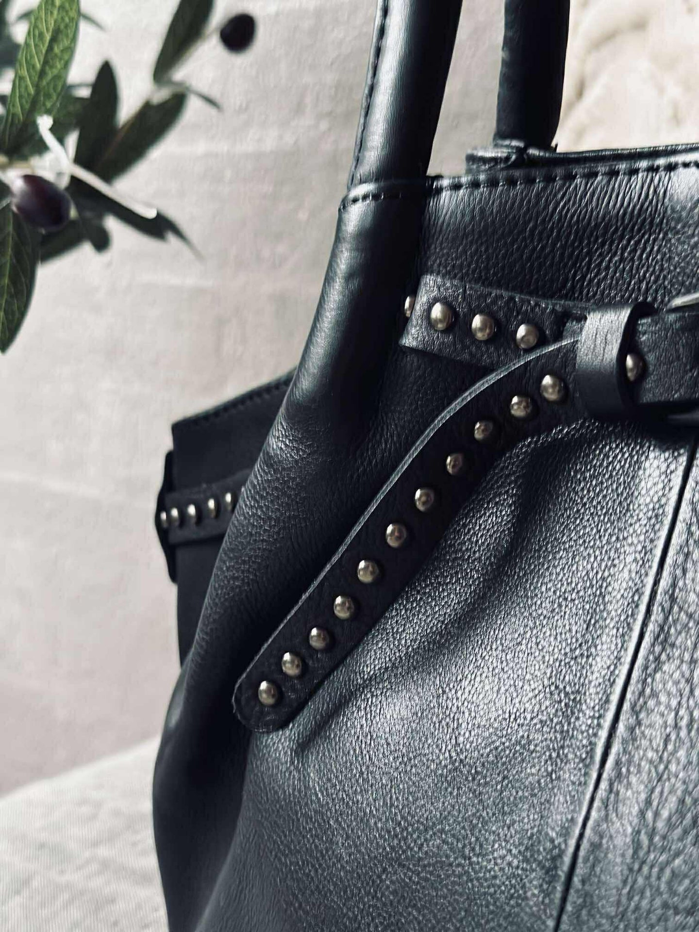 Schultertasche mit Nieten - Black